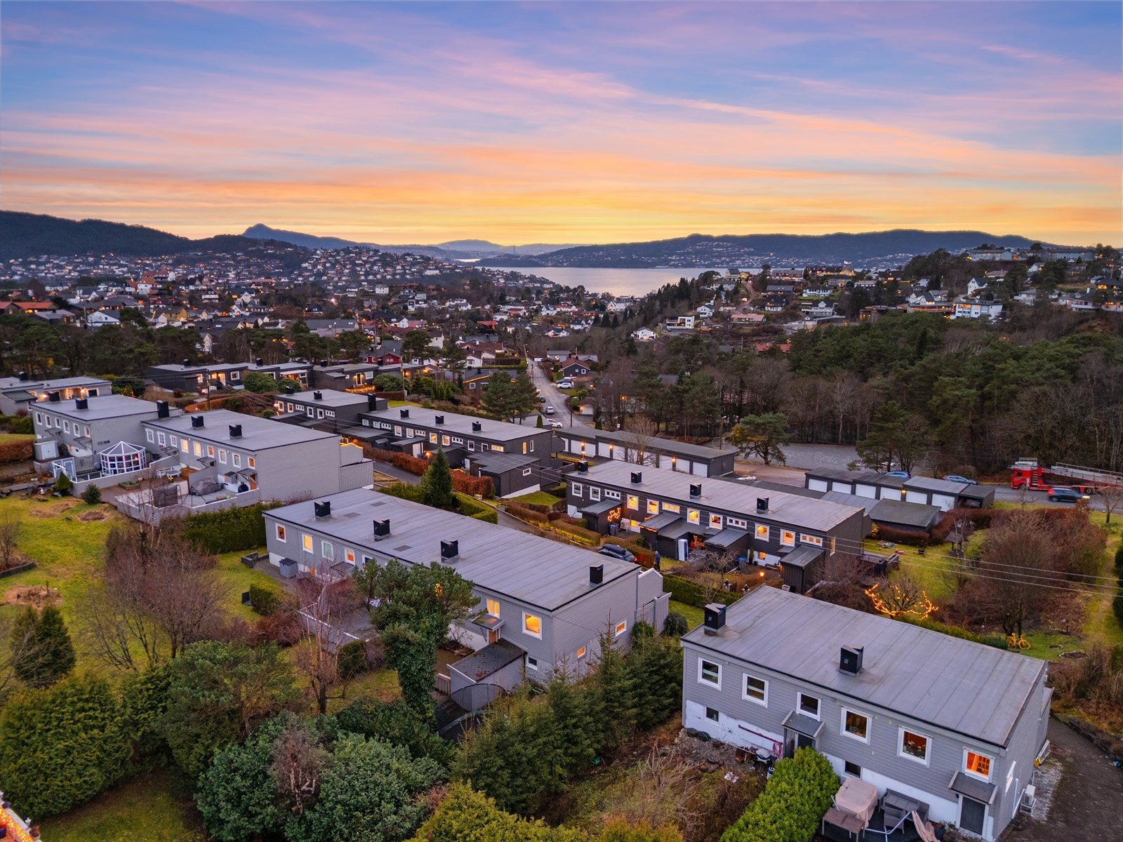Nærområdet har gode oppvekstsvilkår med flere barnehager like ved og kun få minutters gange til både Haukedalen og Ulsetskogen barneskoler. Galleribilde