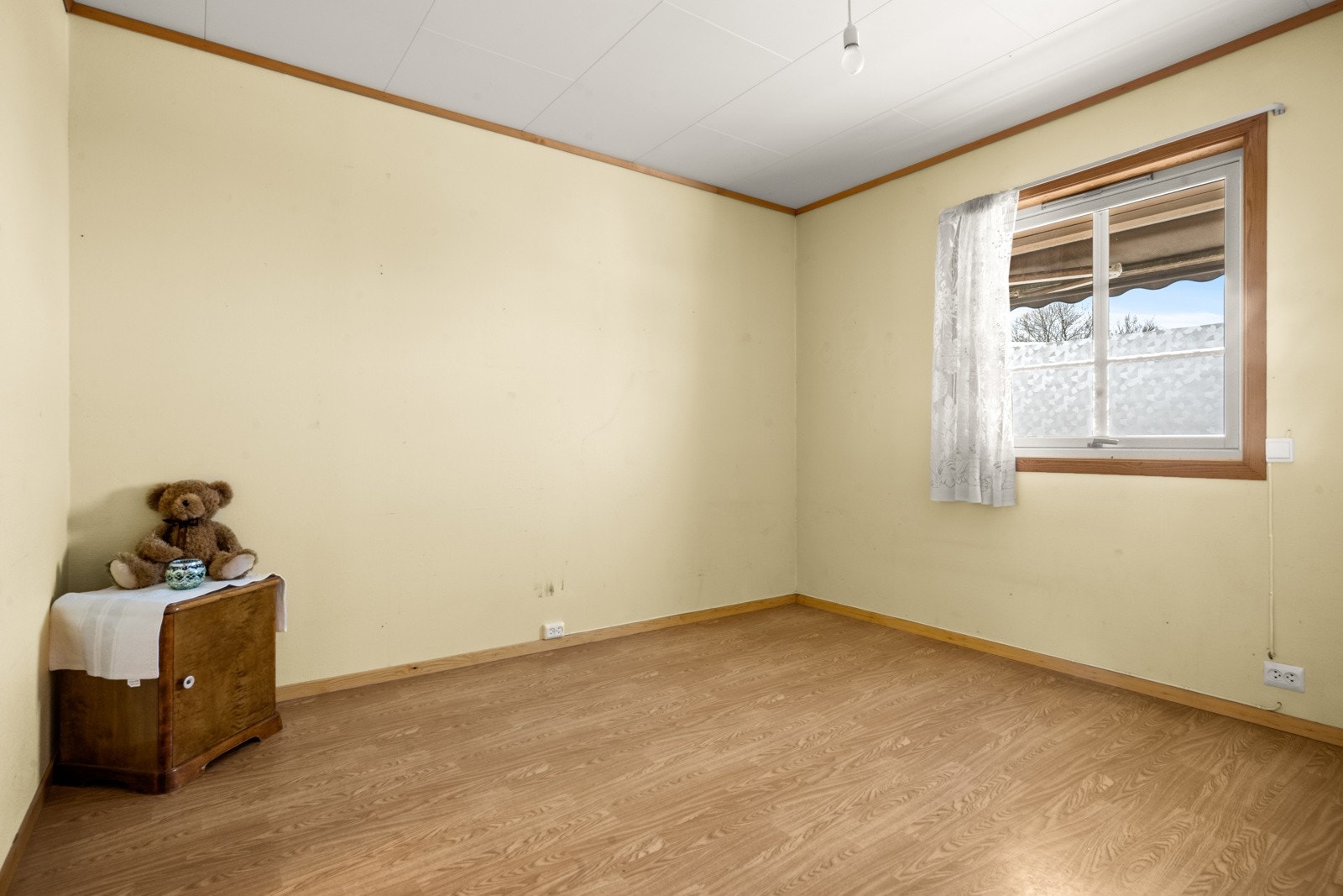 Soverommet er av god størrelse med plass til dobbeltseng, nattbord og garderobeskap. Galleribilde