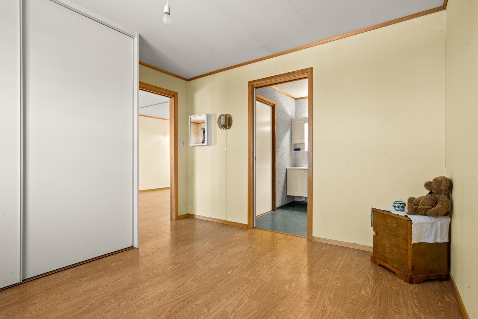 Det er montert en praktisk skyvedørsgarderobe på soverommet. I tillegg har man direkte inngang til badet. Galleribilde