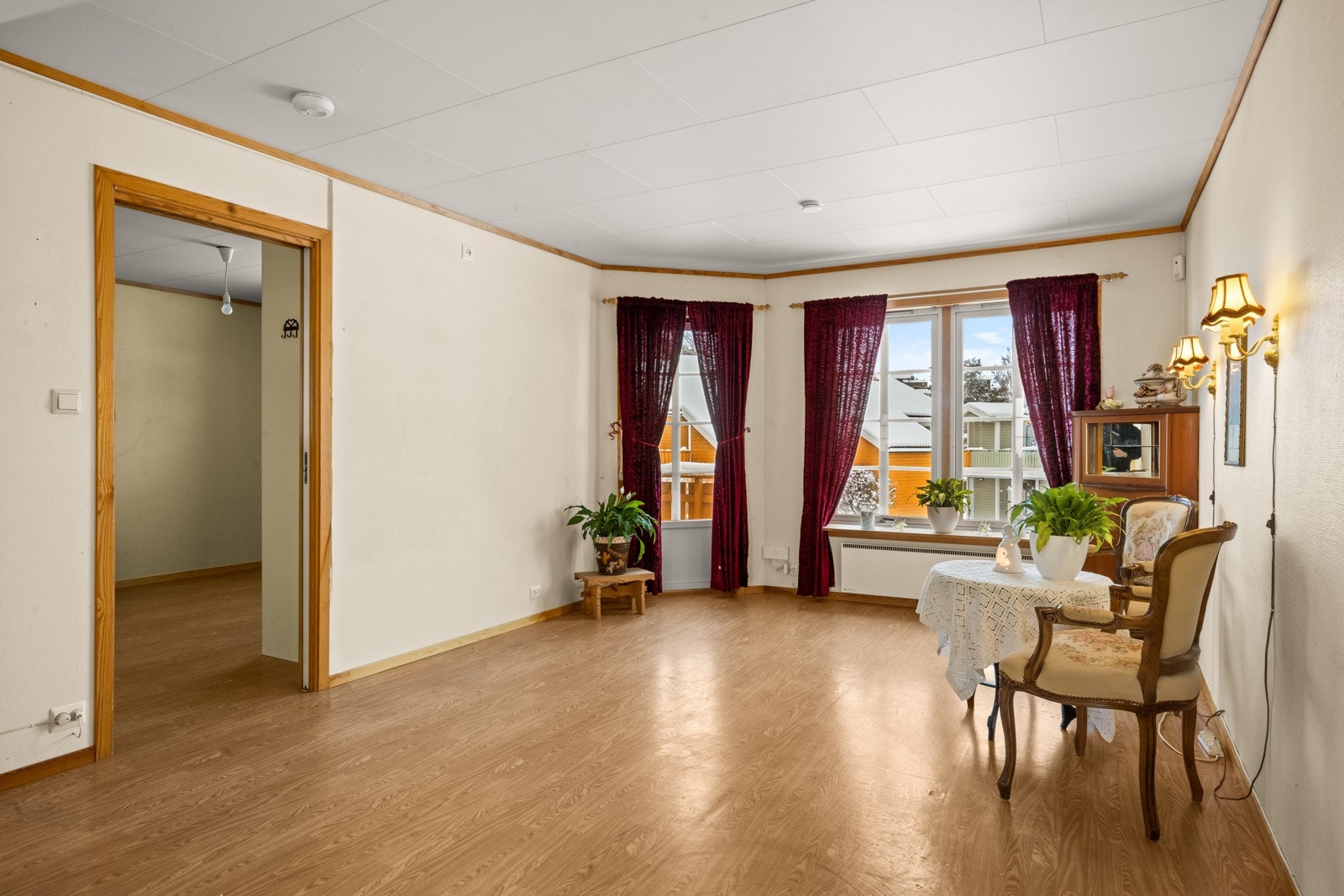 Lys og romslig stue med god plass til sofagruppe. Galleribilde