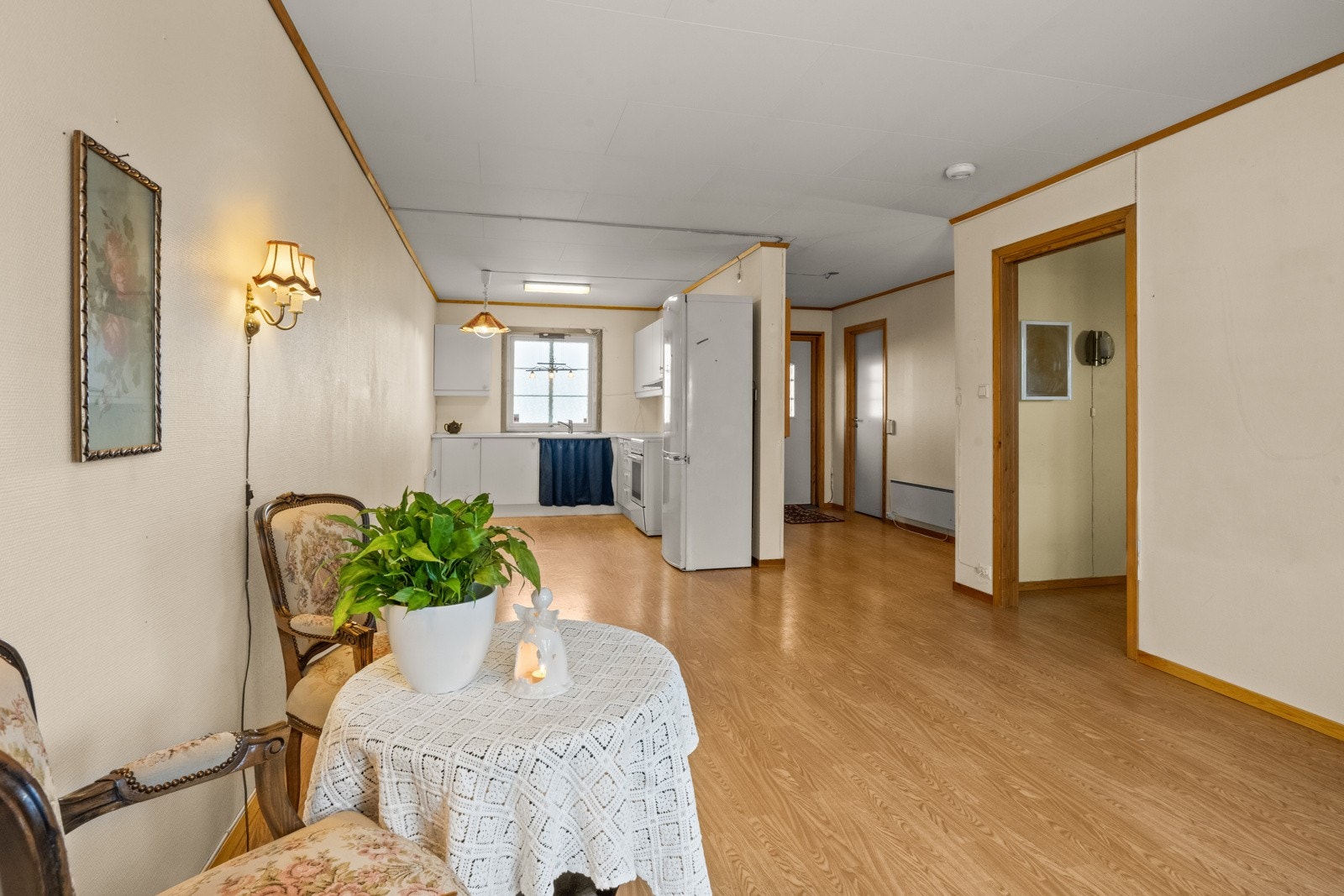 Kjøkkenet ligger i en delvis åpen løsning mot stuen med plass til spisegruppe. Galleribilde