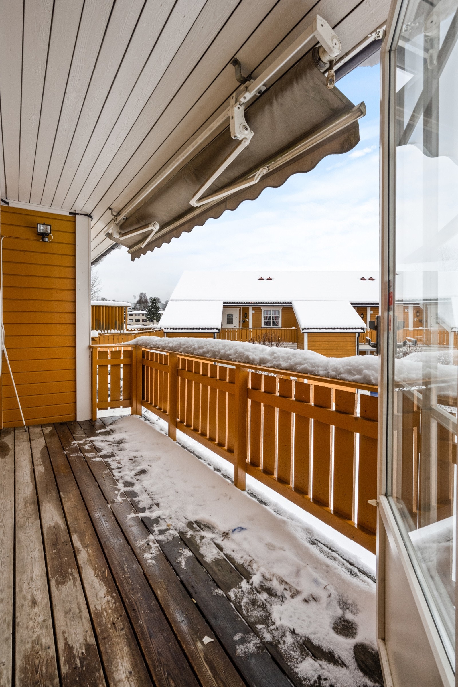 Fra stuen er det utgang til en solrik og vestvendt balkong med hyggelig utsyn over fellesområdene. Galleribilde