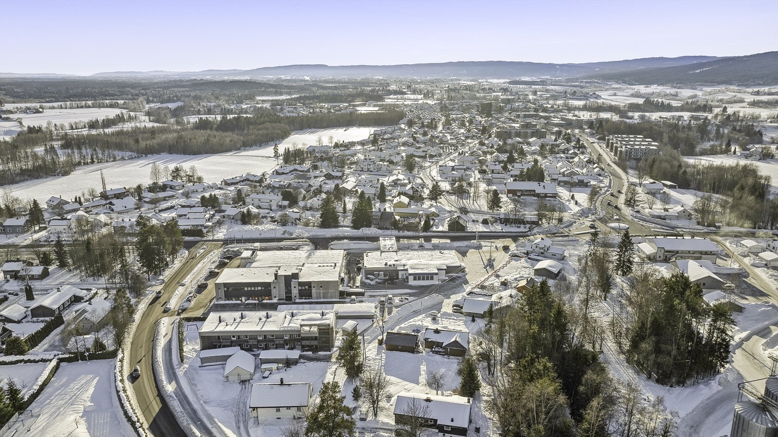 Kort vei til Maura sentrum med butikker, barnehager og skoler Galleribilde