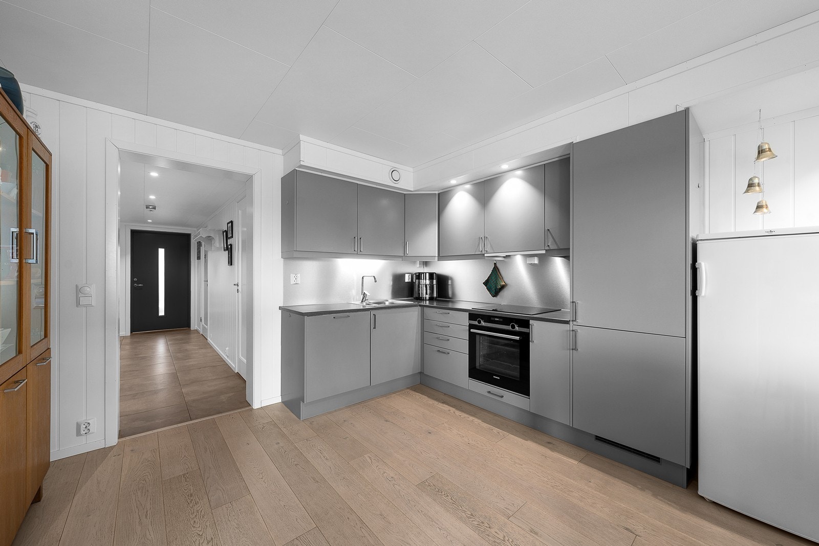 Moderne kjøkken med integrerte hvitevarer Galleribilde