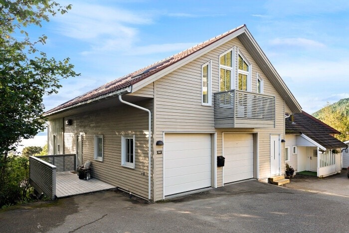 Inngangsparti og garasje Galleribilde