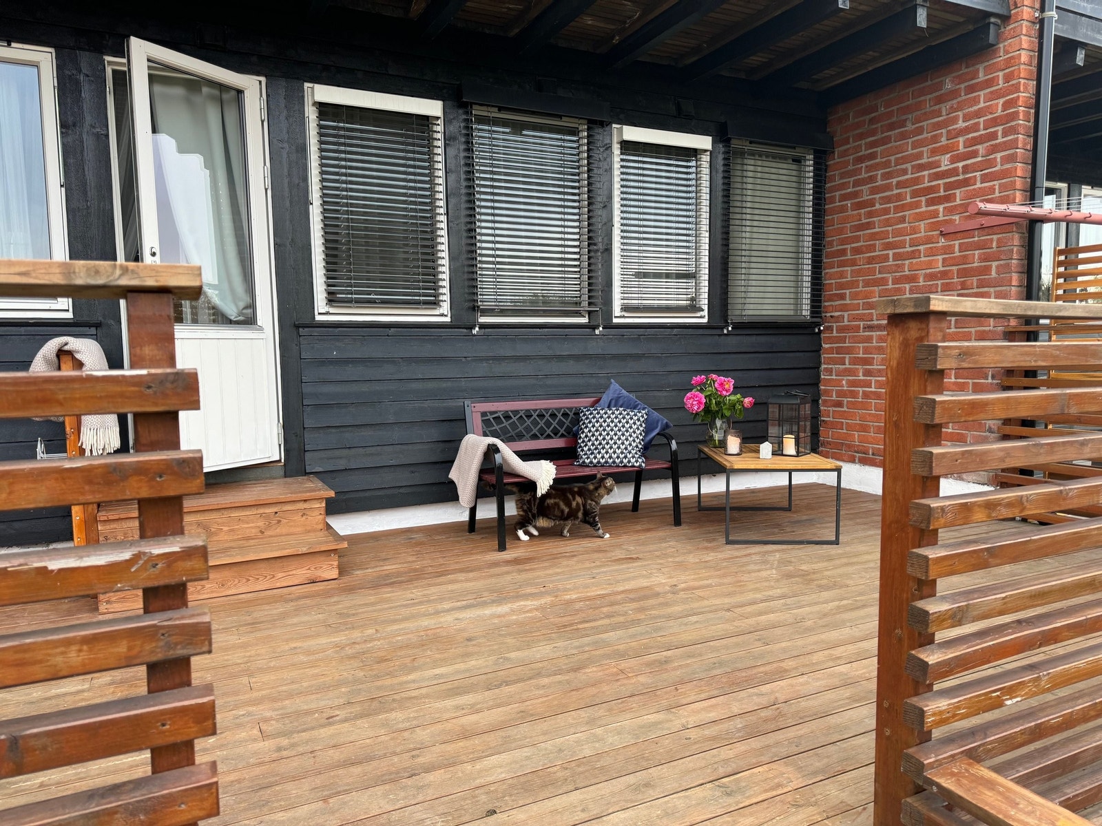 TERRASSE PÅ BAKSIDEN Galleribilde