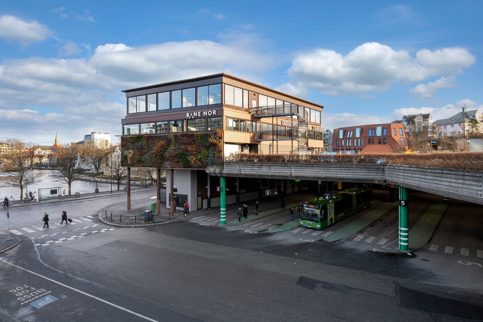 Toppetasje med store vindusflater Galleribilde