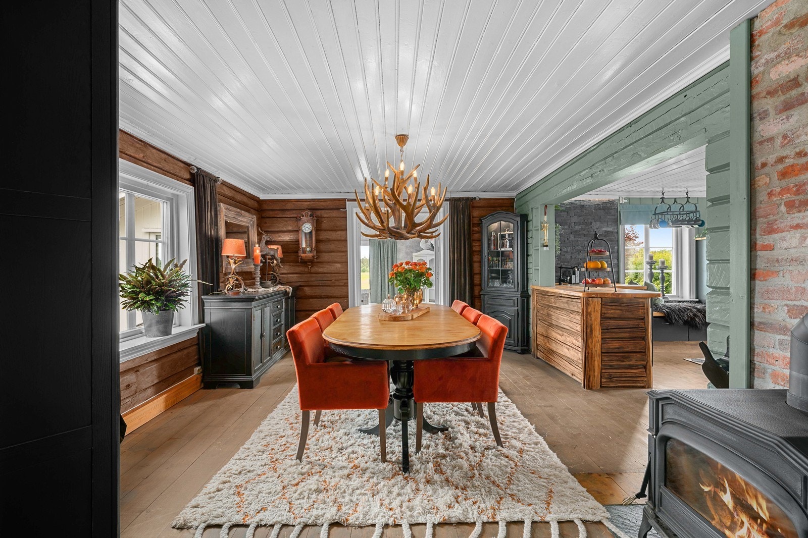 Spisestue i delvis åpning mot kjøkken Galleribilde