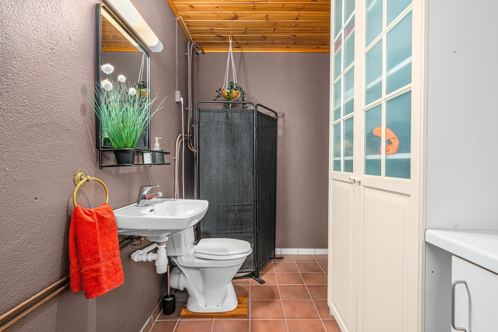 Badet har dusj, toalett, varmtvannsbereder og opplegg for vaskemaskin. Galleribilde