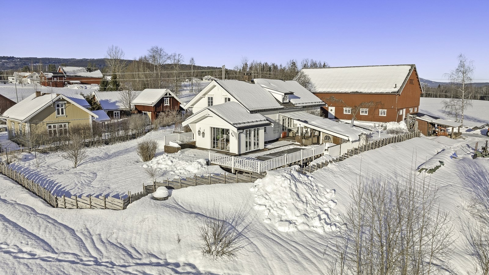 Eiendommen ligger idyllisk til i naturskjønne omgivelser på Maura i Nannestad kommune. Galleribilde