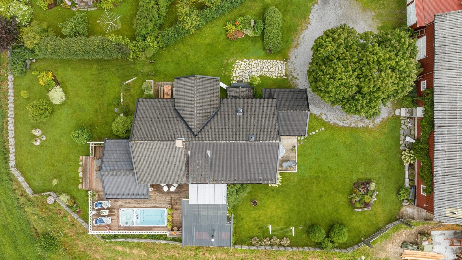 Tomten er adskilt mot nabo med stakittgjerde og hekk. Galleribilde