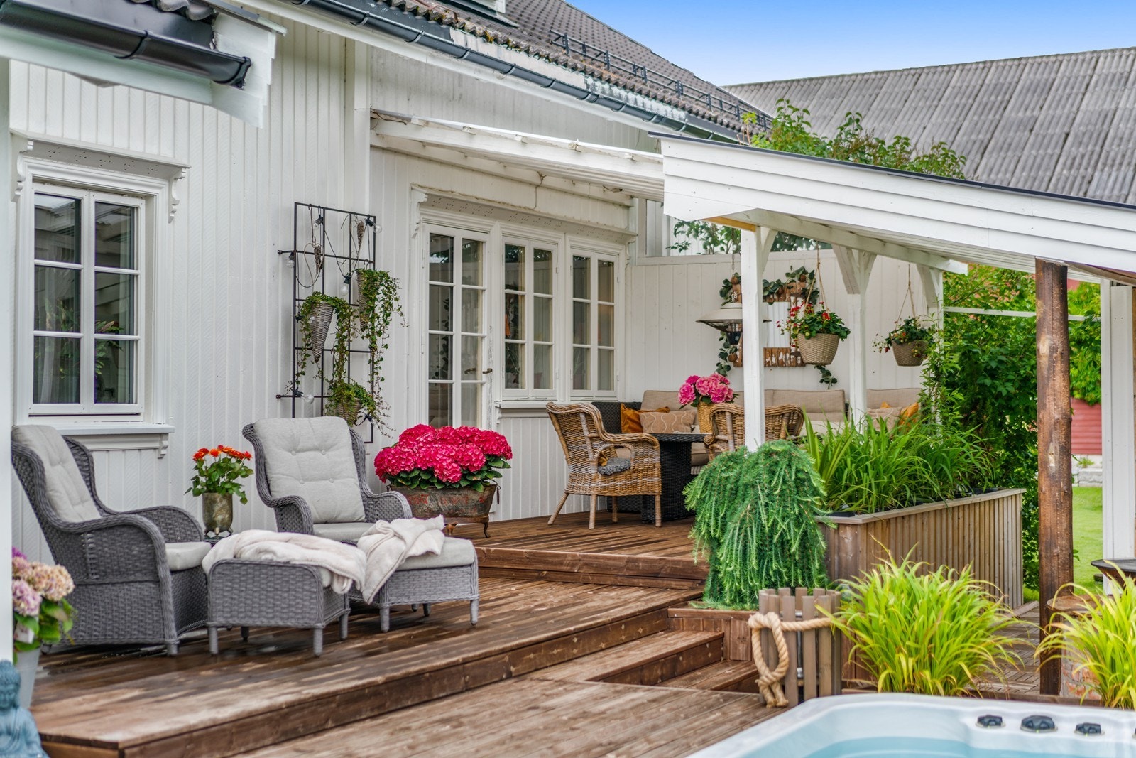 Deler av terrassen er overbygd og er delt inn i flere nivåer/soner. Galleribilde