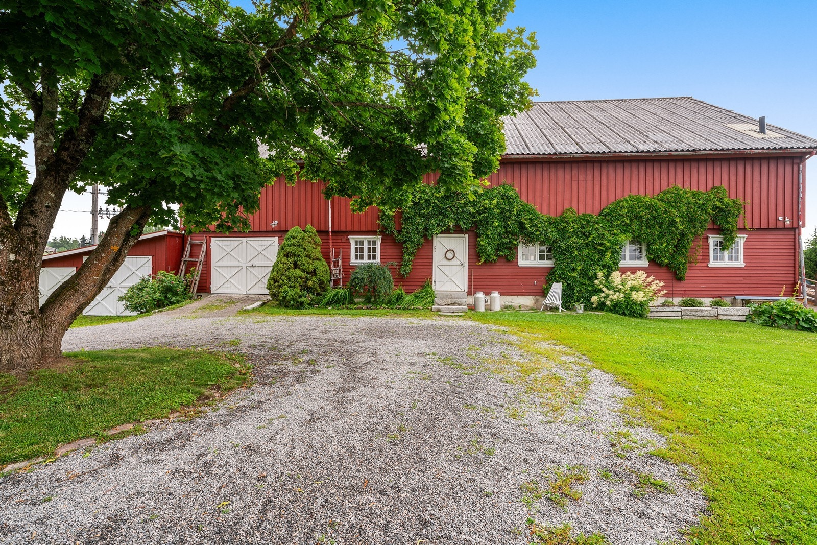 Eiendommen har en til hørende låve/garasje på totalt 814 kvm. Galleribilde