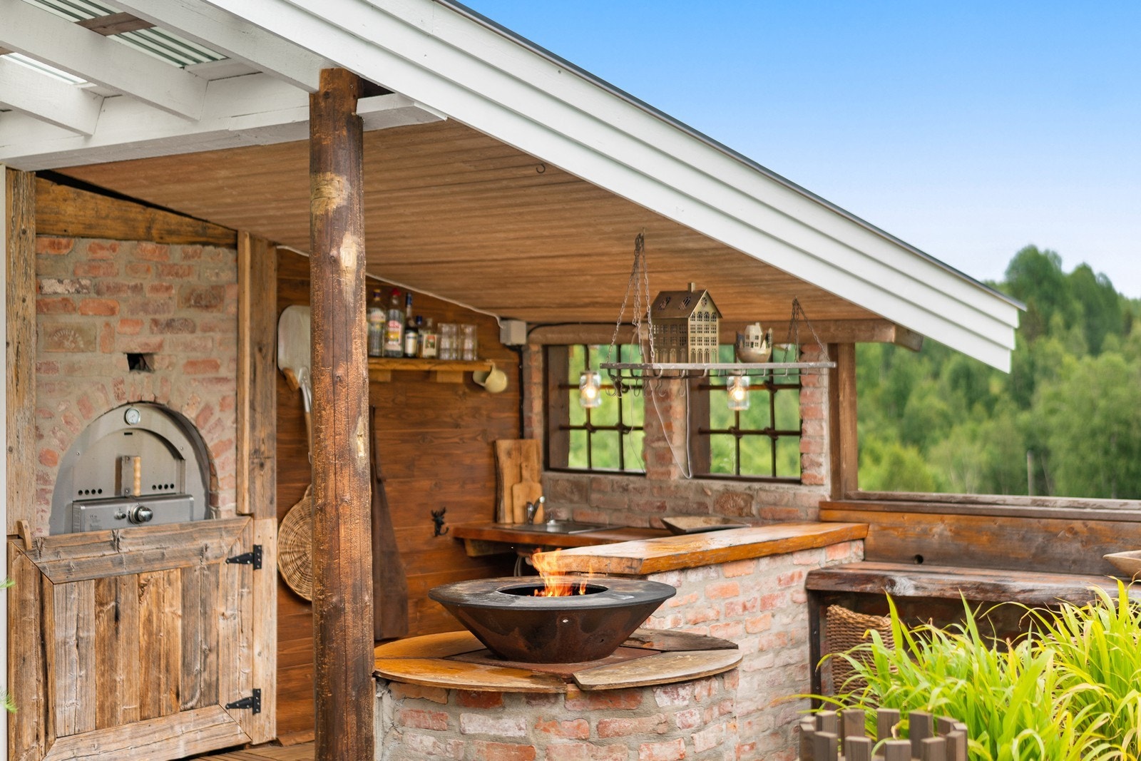 Koselig utekjøkken med tak. Galleribilde