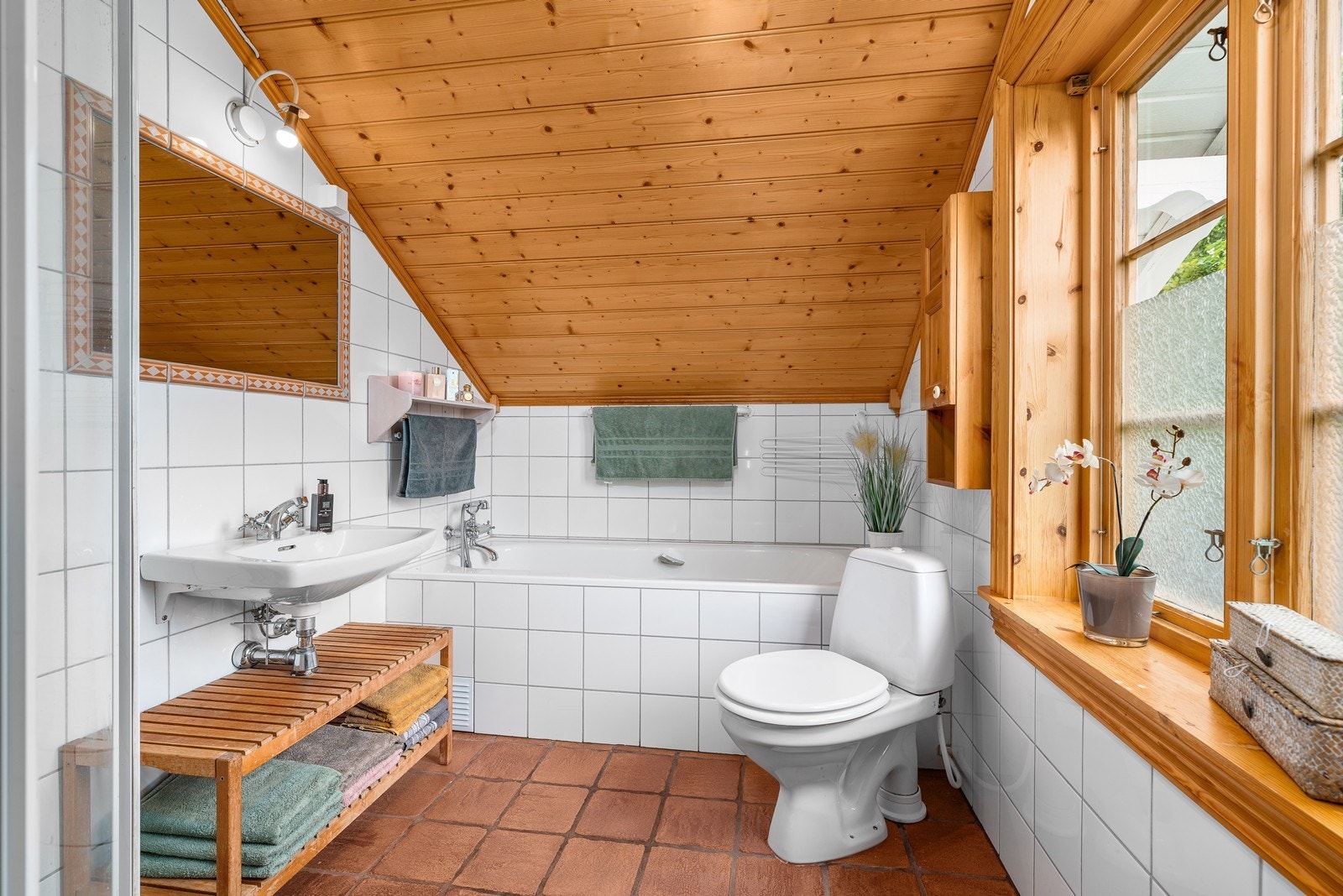 Bad i andre etasje med badekar Galleribilde