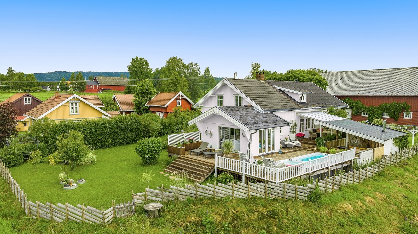 Eiendommen har sjel og det er beholdt endel avden gamle flotte stilen, men samtidig er det modernisert til å ha dagens krav til standard. Galleribilde