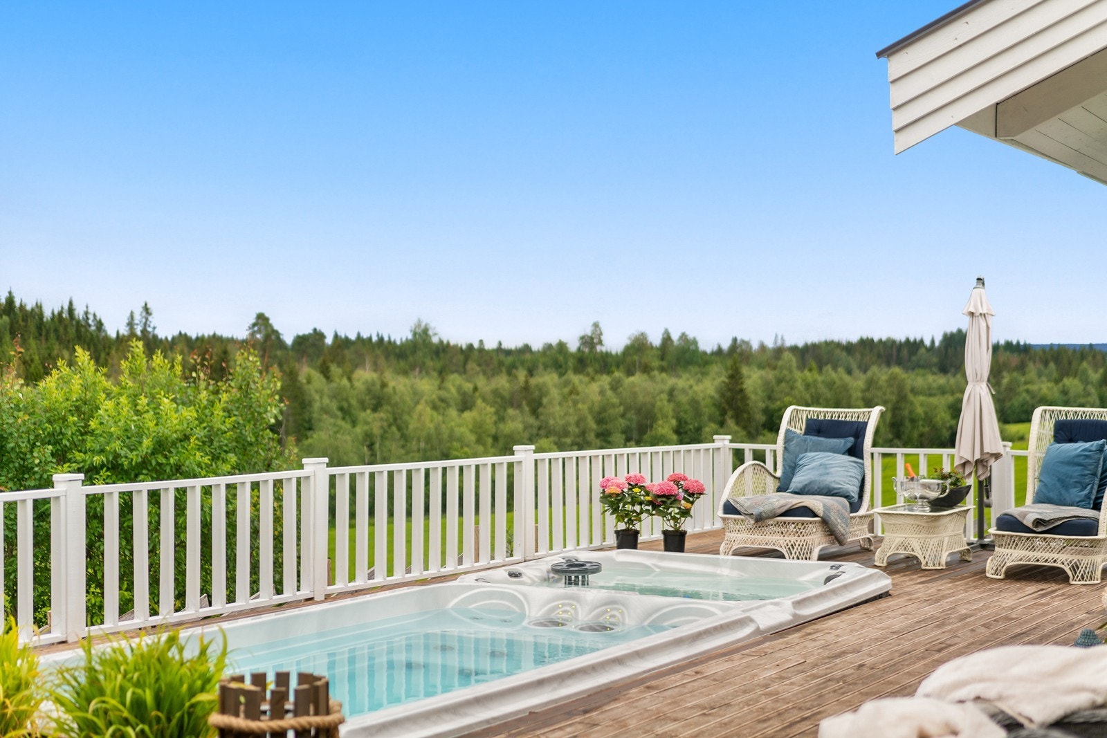 Fra bassengområdet er det nydelig utsyn. Galleribilde