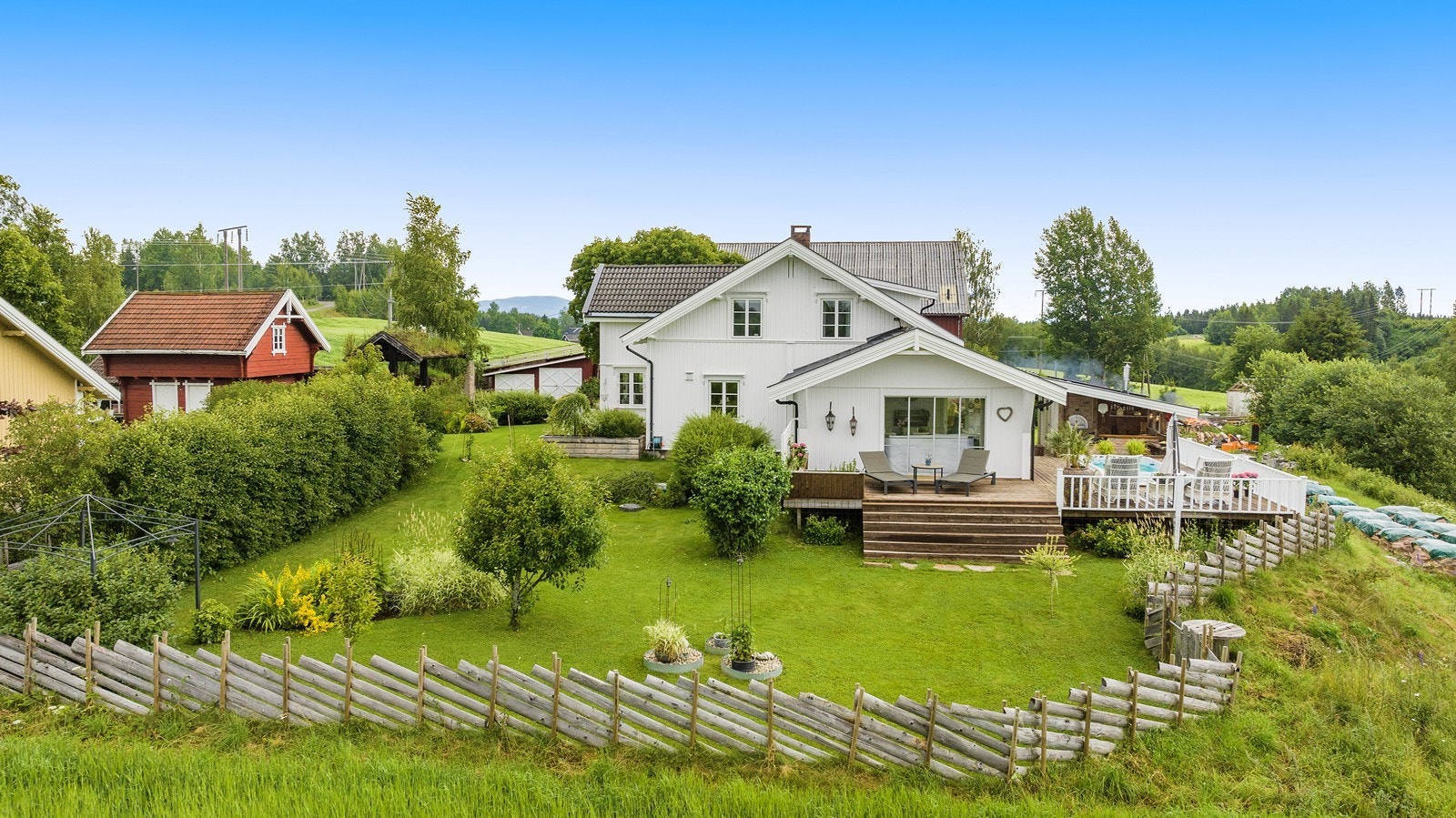Eiendommen ligger idyllisk til i naturskjønne omgivelser på Maura i Nannestad kommune. Galleribilde