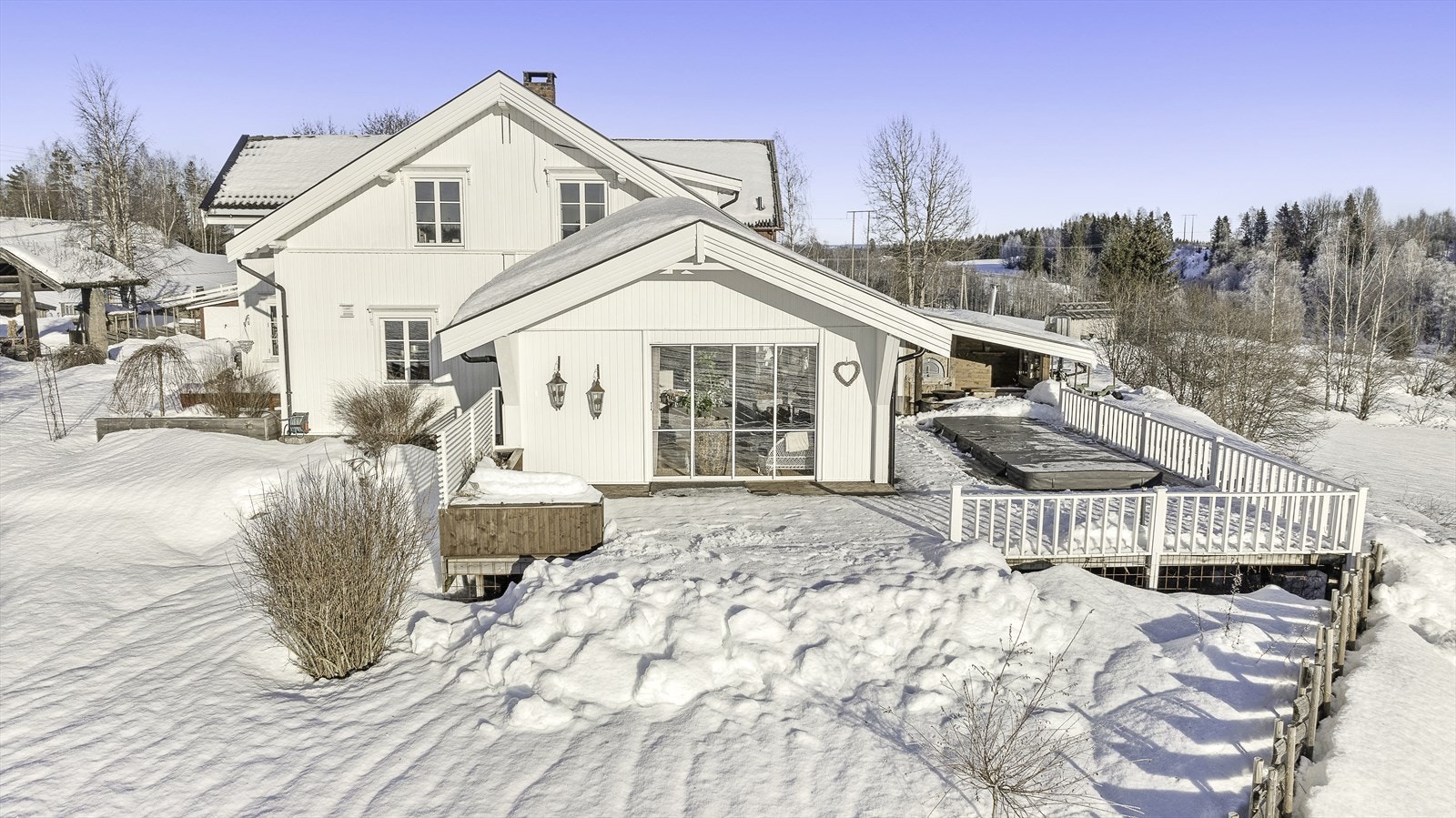 Eiendommen har sjel og det er beholdt endel avden gamle flotte stilen, men samtidig er det modernisert til å ha dagens krav til standard. Galleribilde