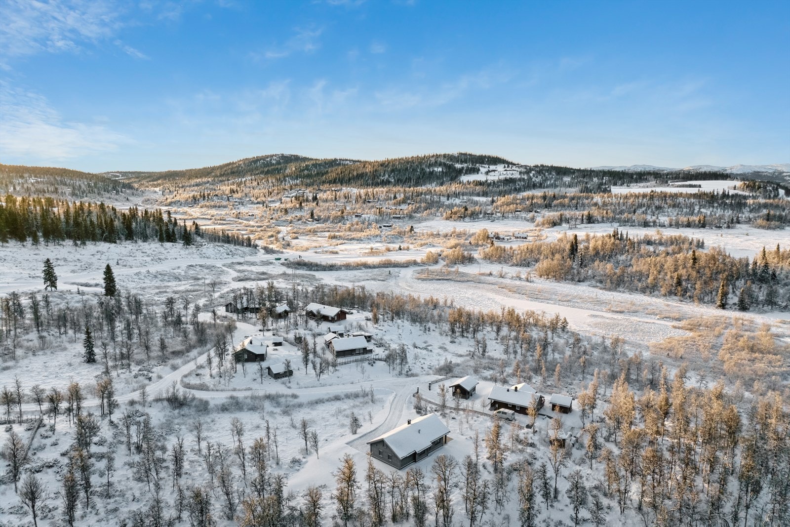I dette vakre området er turmulighetene mange. En kan feks. gå tur til Jomfruslettfjell eller Djuptjernkampen, eller kanskje fiske litt i Skåletjednet eller Langvatnet? Det er også muligheter for småviltjakt på for eksempel rype og skogsfugl. Galleribilde