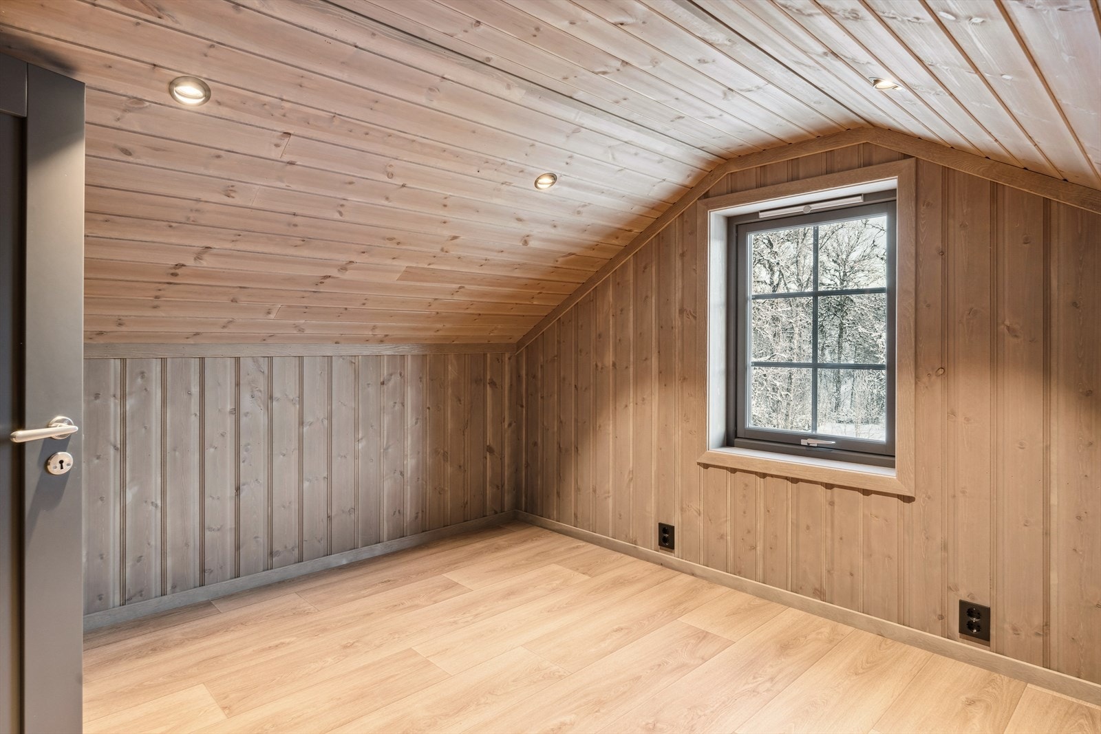 Begge rommene er i god størrelse og kan gjerne brukes som f.eks. TV-stua, hobby-/lekerom eller kanskje "hyttekontor" (ikke godkjent rom for varig opphold grunnet lav takhøyde). Etasjens to kott ligger langs ytterveggene. Galleribilde