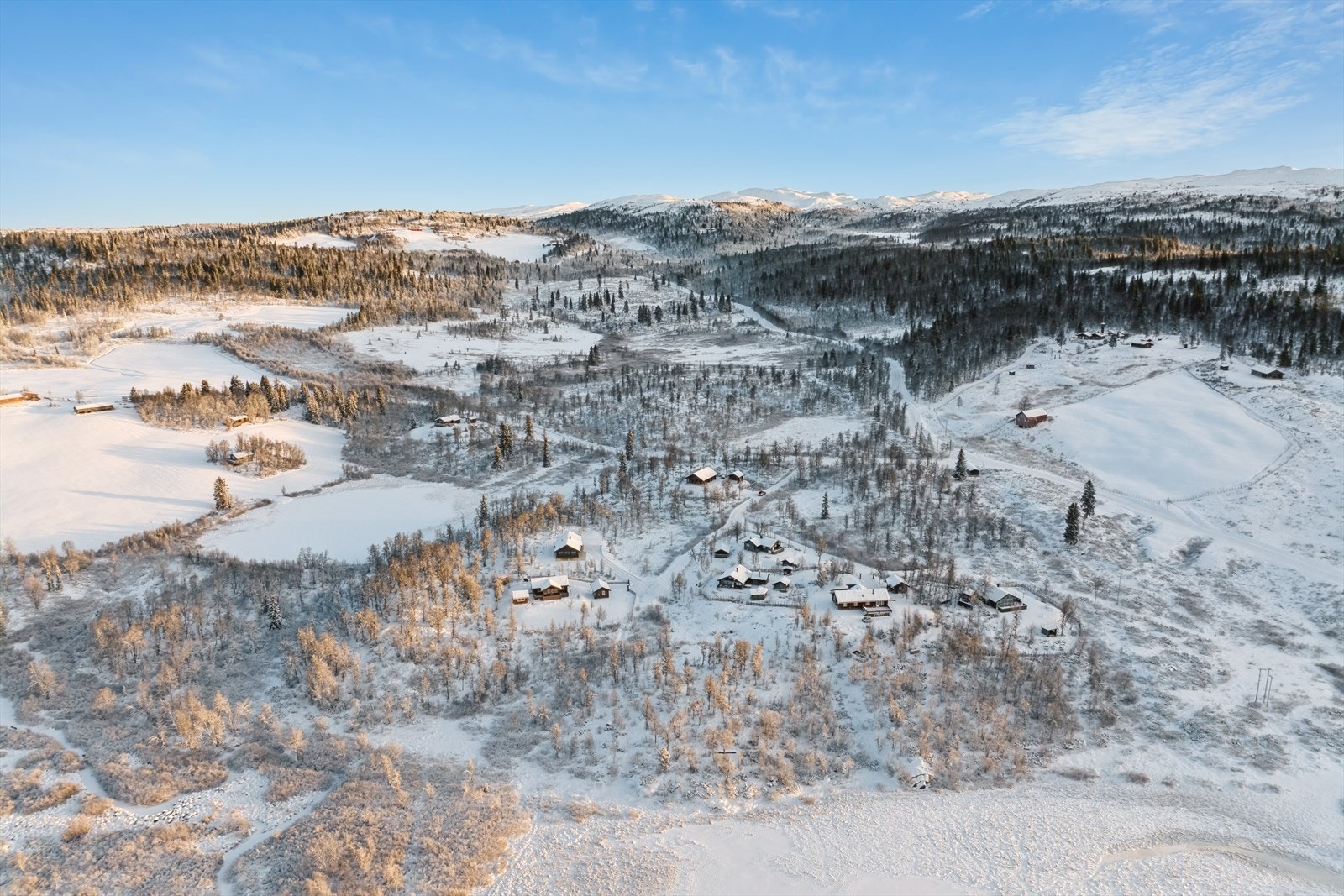 Løypenettet er stort og variert, og fra hytta er det ca. 15-20 minutters kjøretur til Gamlestølen Turistsenter, som er et populært stoppested med mange aktiviteter, bl.a. slalåmbakke. Her serveres det også gode måltider i hyggelige omgivelser. Galleribilde