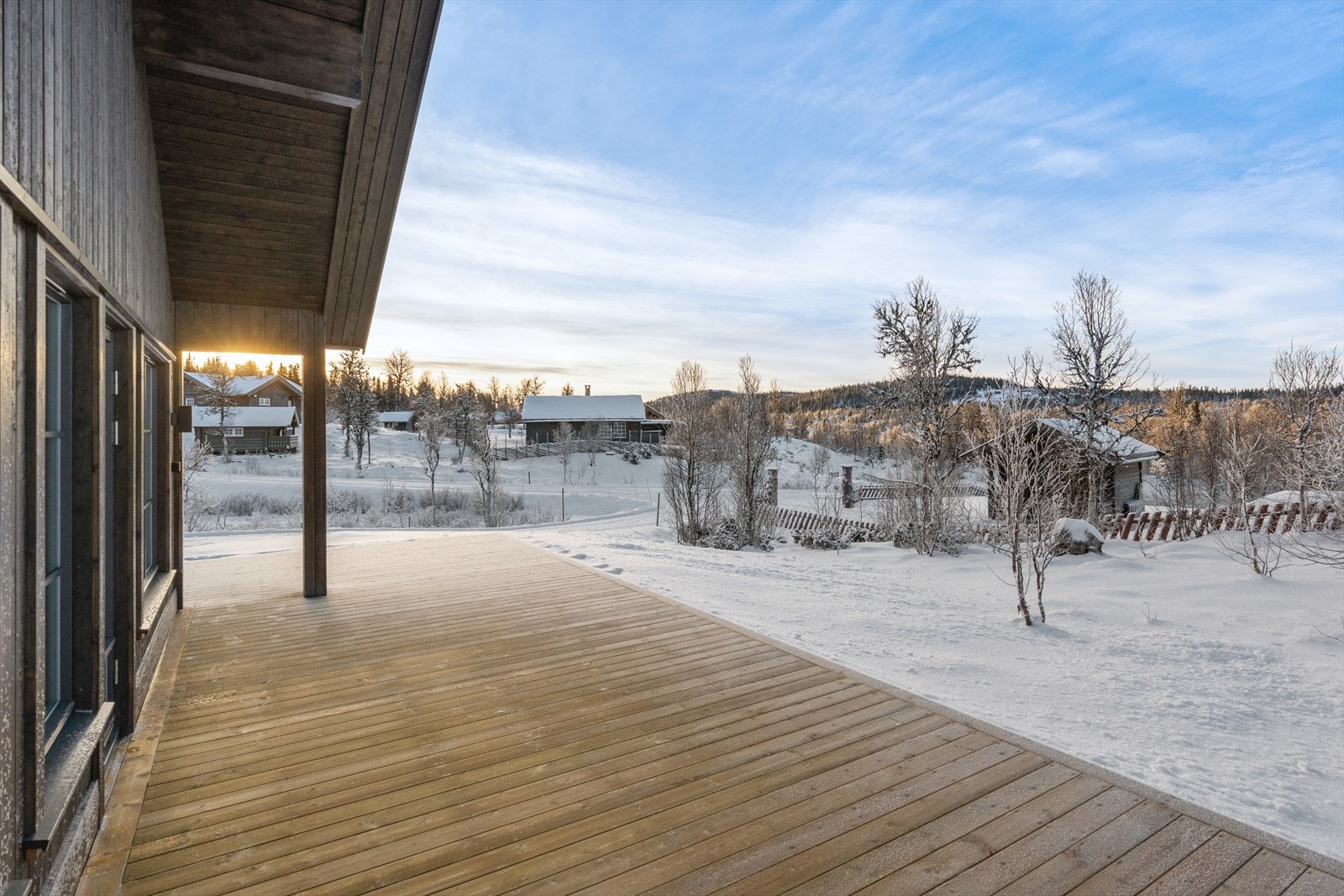 Det er også muligheter for flere uteplasser, lek og moro på den romslige tomta, som er pent opparbeidet rundt hytta. Galleribilde