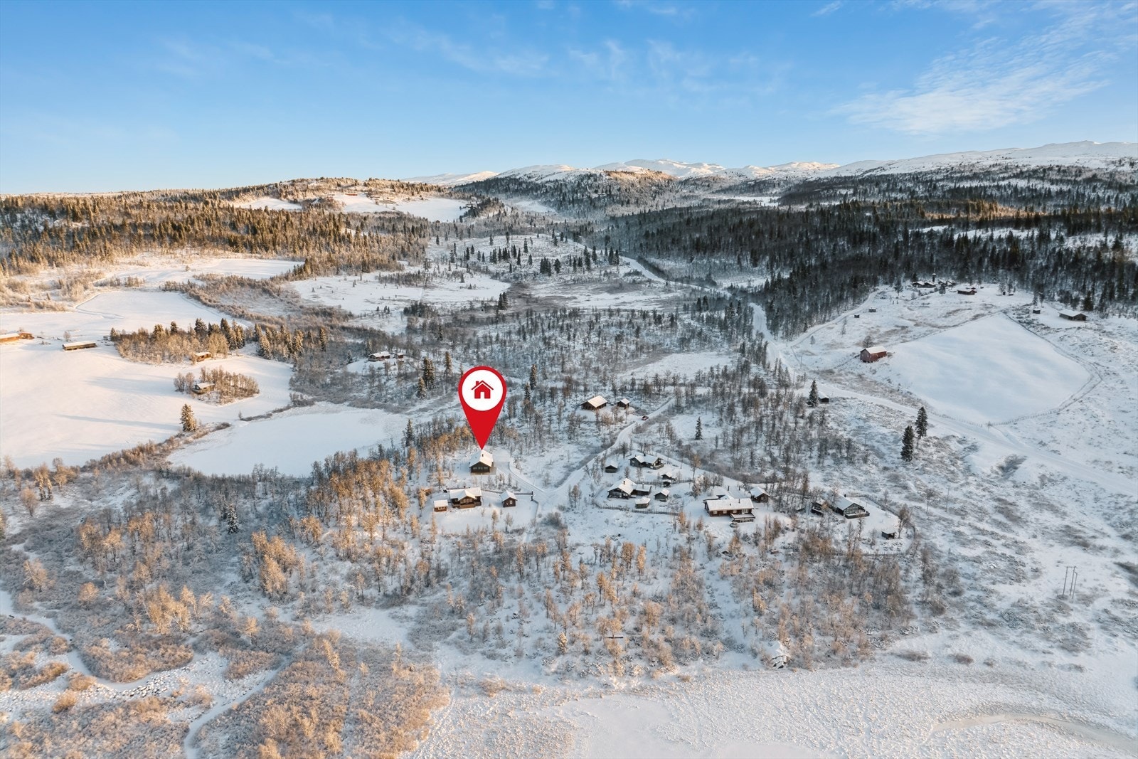 Hytta er et flott utgangspunkt for fjellturer, og terrenget innbyr til aktive dager året rundt. Om sommeren kan en sykle på stier og stølsveier, gjerne til Hugulia, Spåtind eller Lenningen. Vinterstid finner en oppkjørte skiløyper ca. 200 m fra hytta. Galleribilde