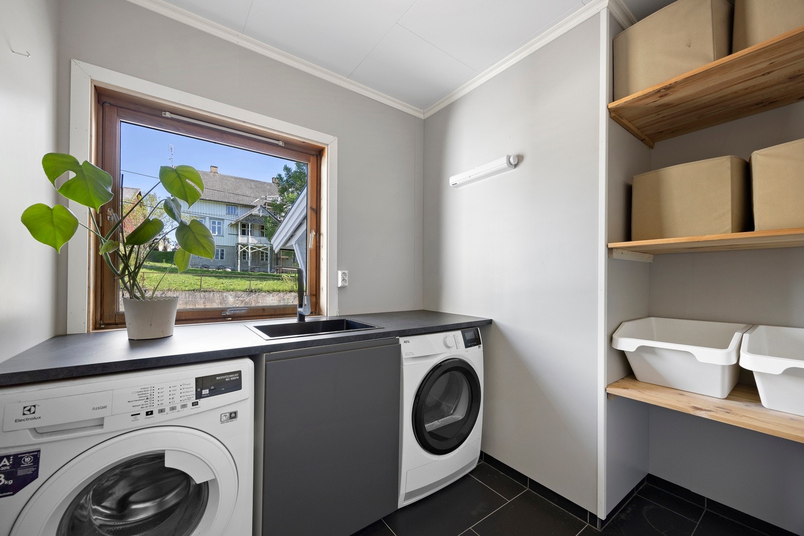 Praktisk med eget vaskerom, godt organisert! Galleribilde