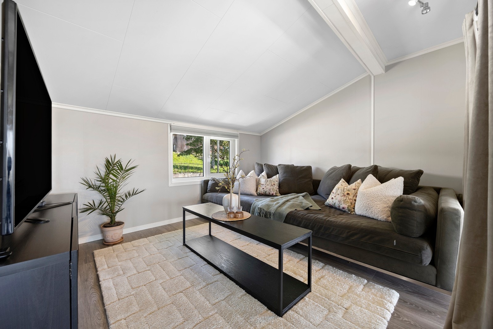 Del av stue fungerer som TV-stue Galleribilde