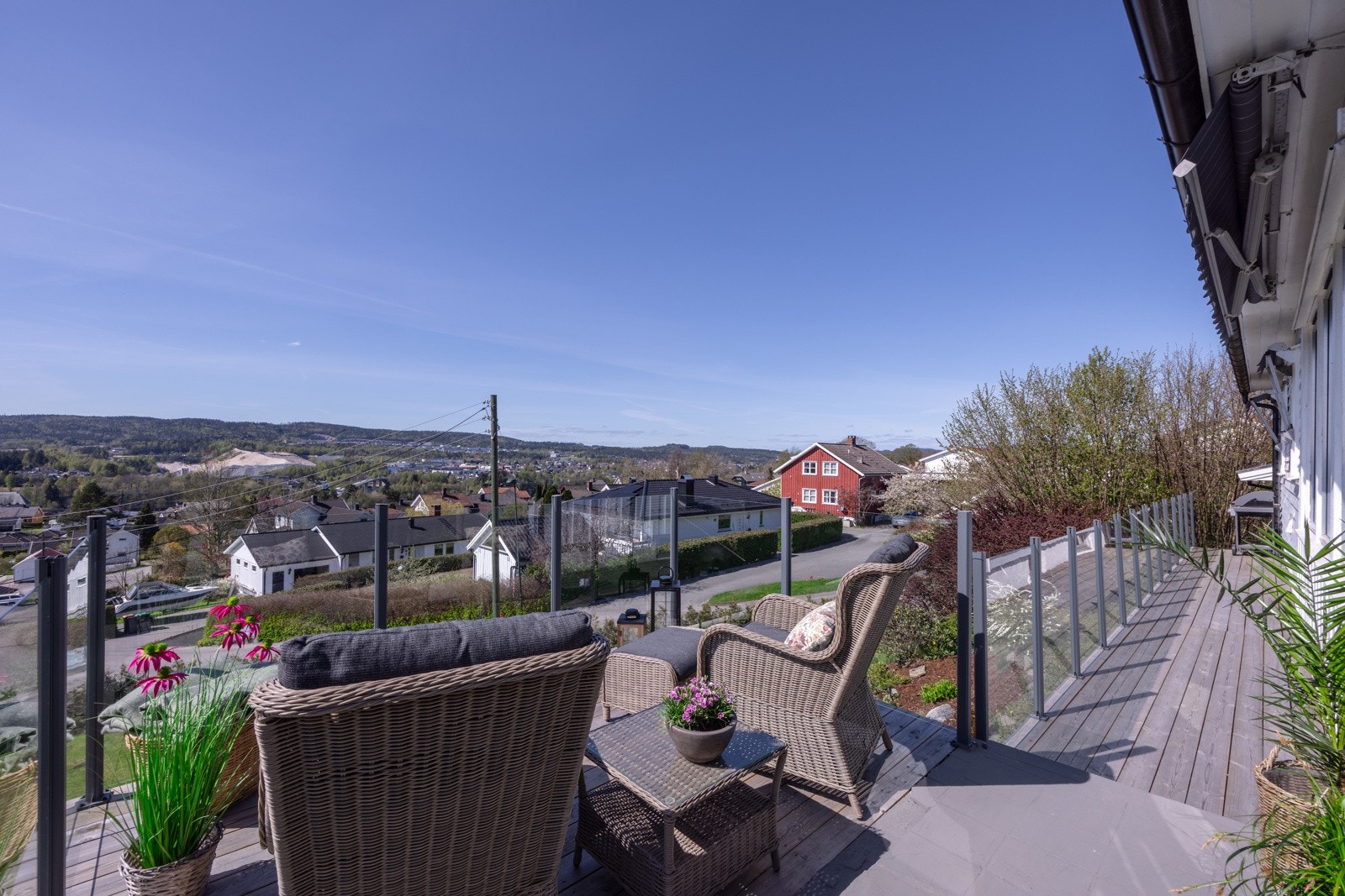 Solrik veranda med glassrekkverk! Galleribilde