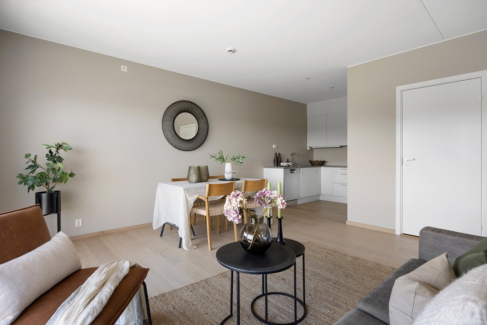 Åpen løsning inn mot kjøkkenet. Galleribilde