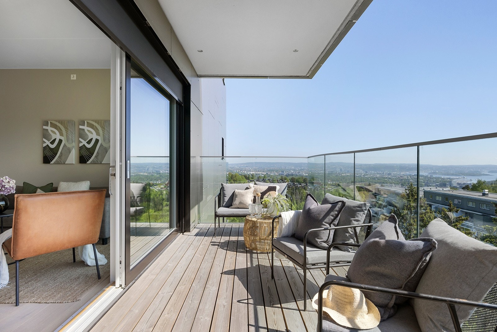 God plass til utemøbler, grill og beplantning. Galleribilde