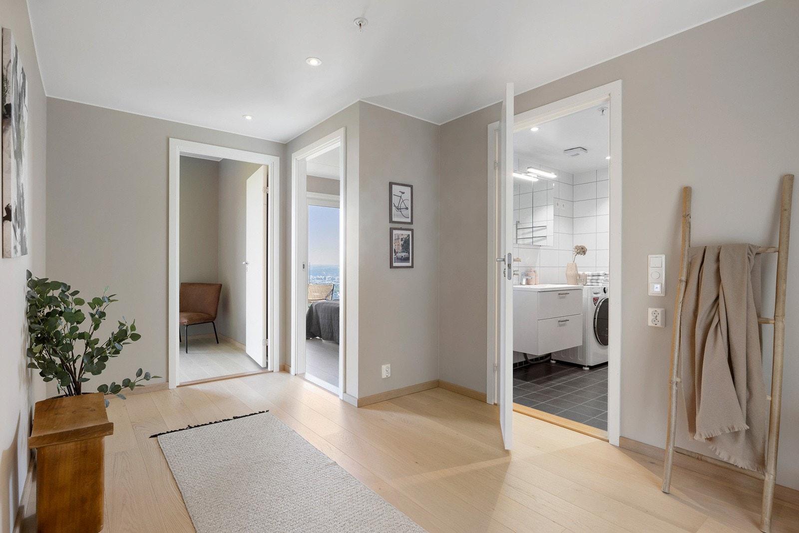 Romslig entré med downlights i himling. Galleribilde