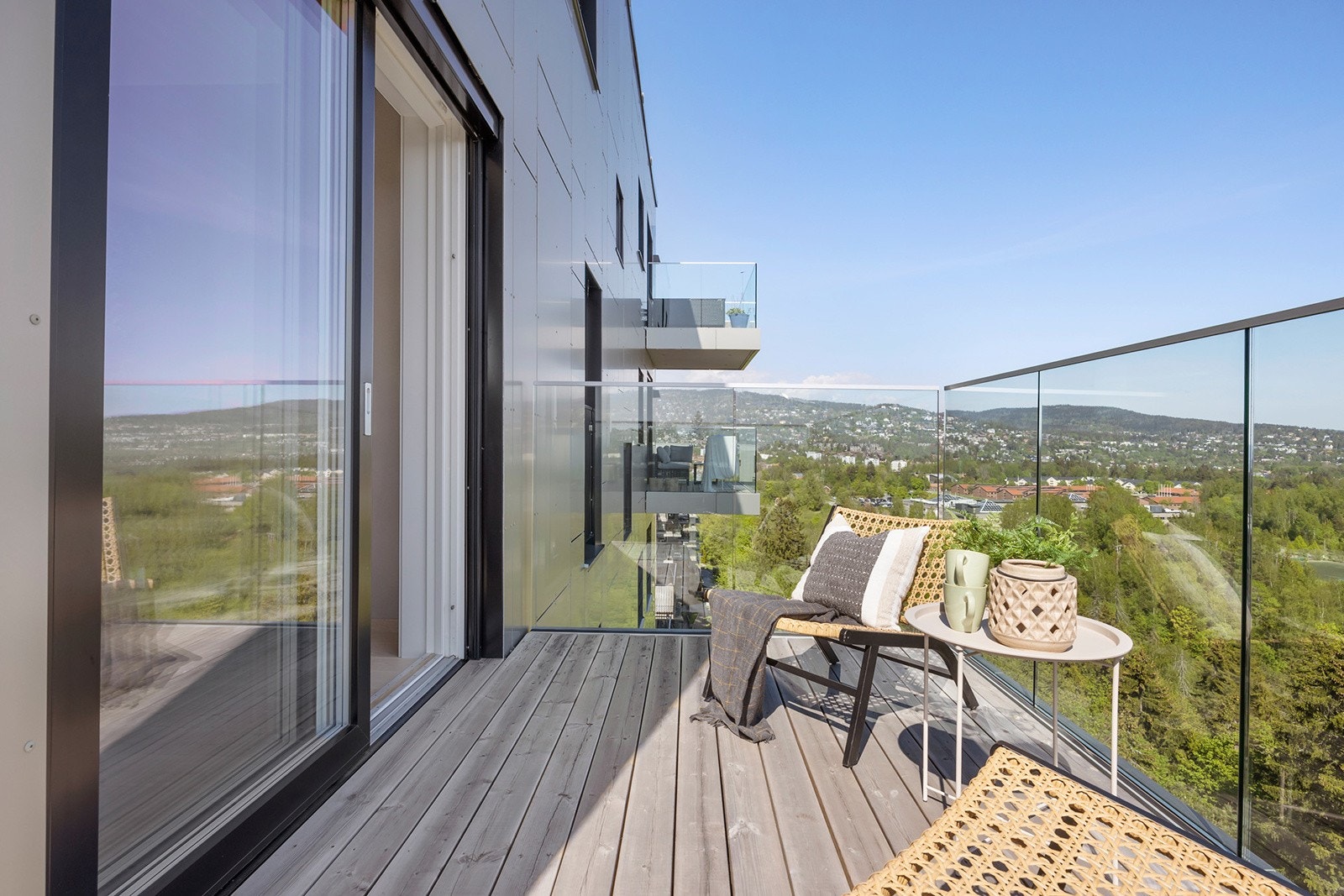 Rekkverk i glass som gjør at man beholder den fantastiske utsikten. Galleribilde