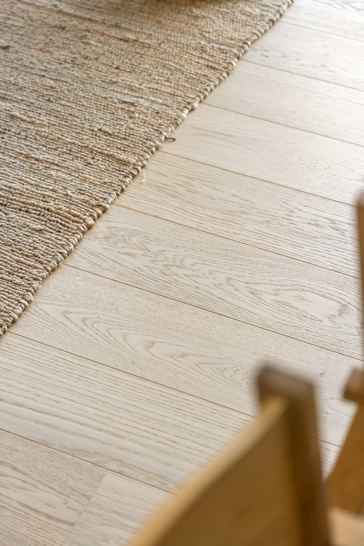 Pen 1-stav eikeparkett, gulv og lister er nytt fra 2025. Vannbåren gulvvarme i alle oppholdsrom. Galleribilde