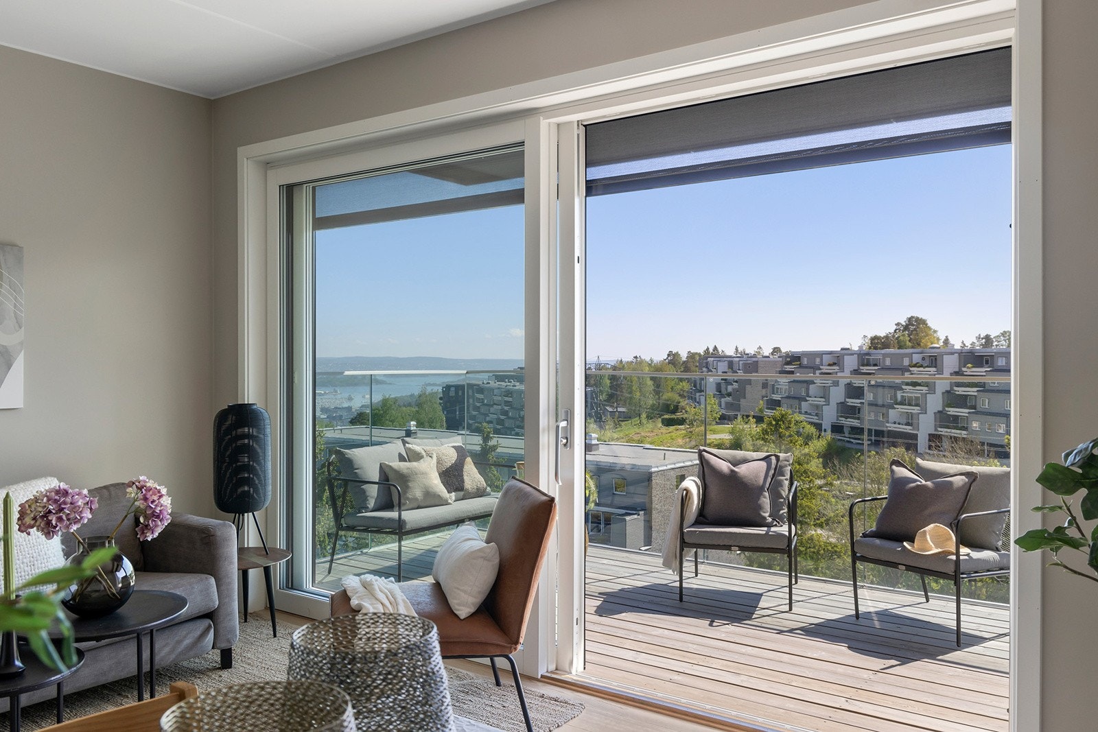 Det er utgang til en stor sydvendt balkong med gode solforhold og fantastisk utsikt. Galleribilde