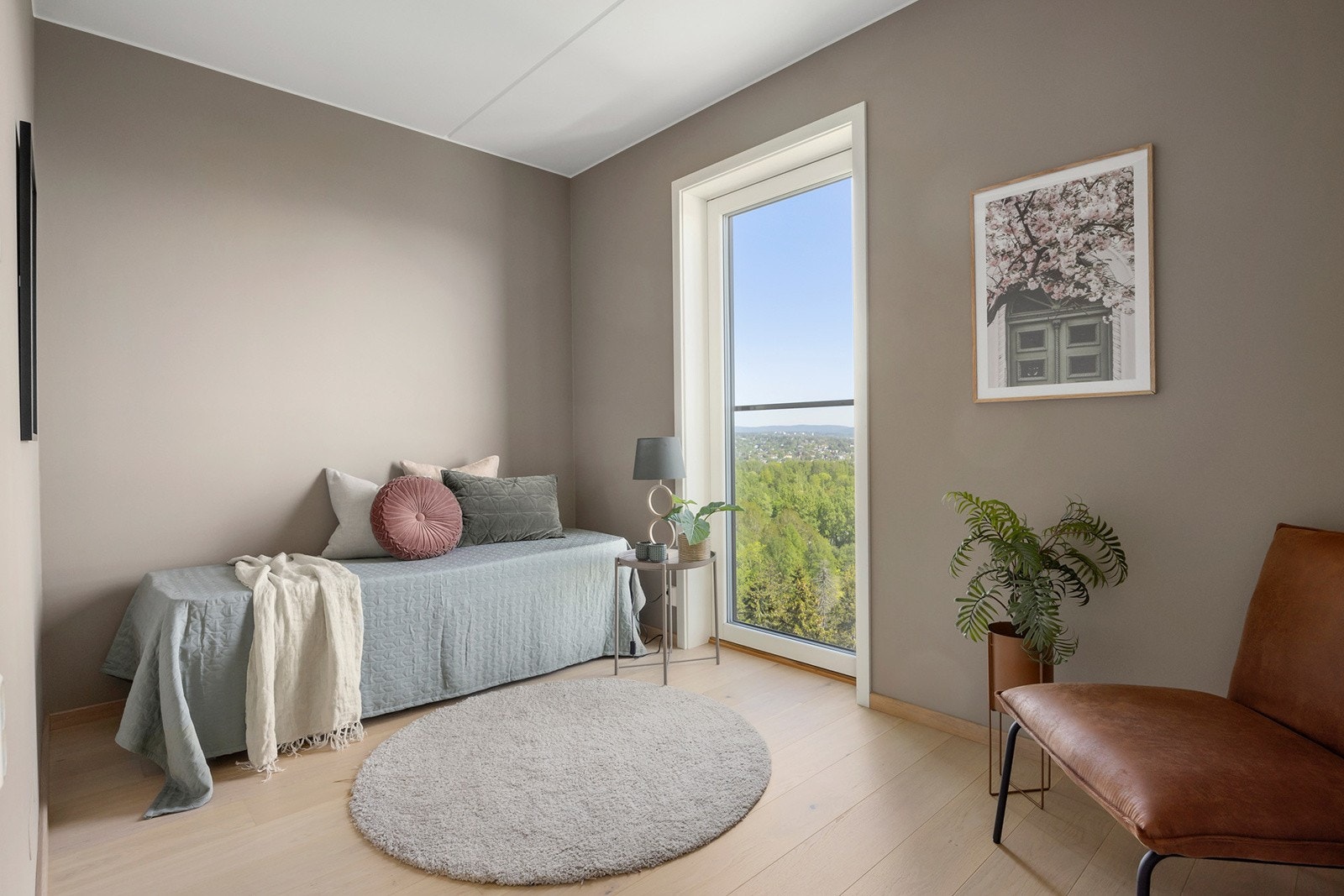 Leilighetens andre soverom er også av god størrelse med god plass til seng, nattbord og garderobe. Galleribilde