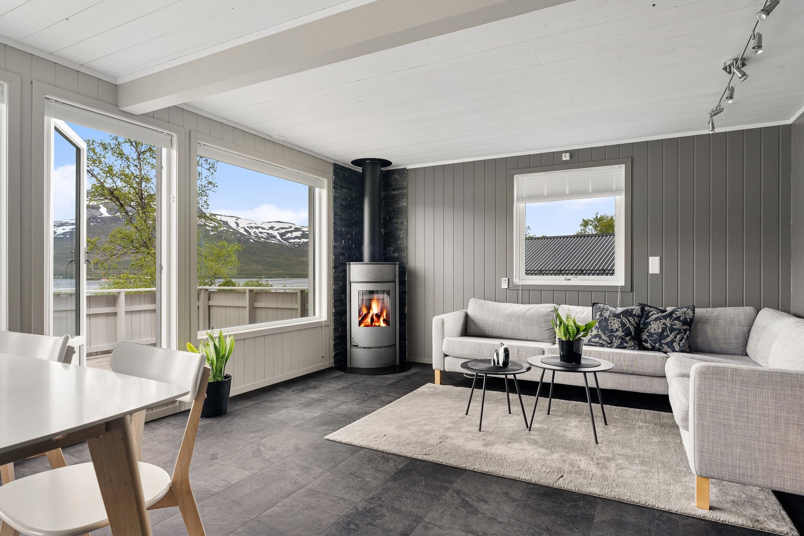 Vi begynner i stuen som oppleves svært lys og luftig. Galleribilde