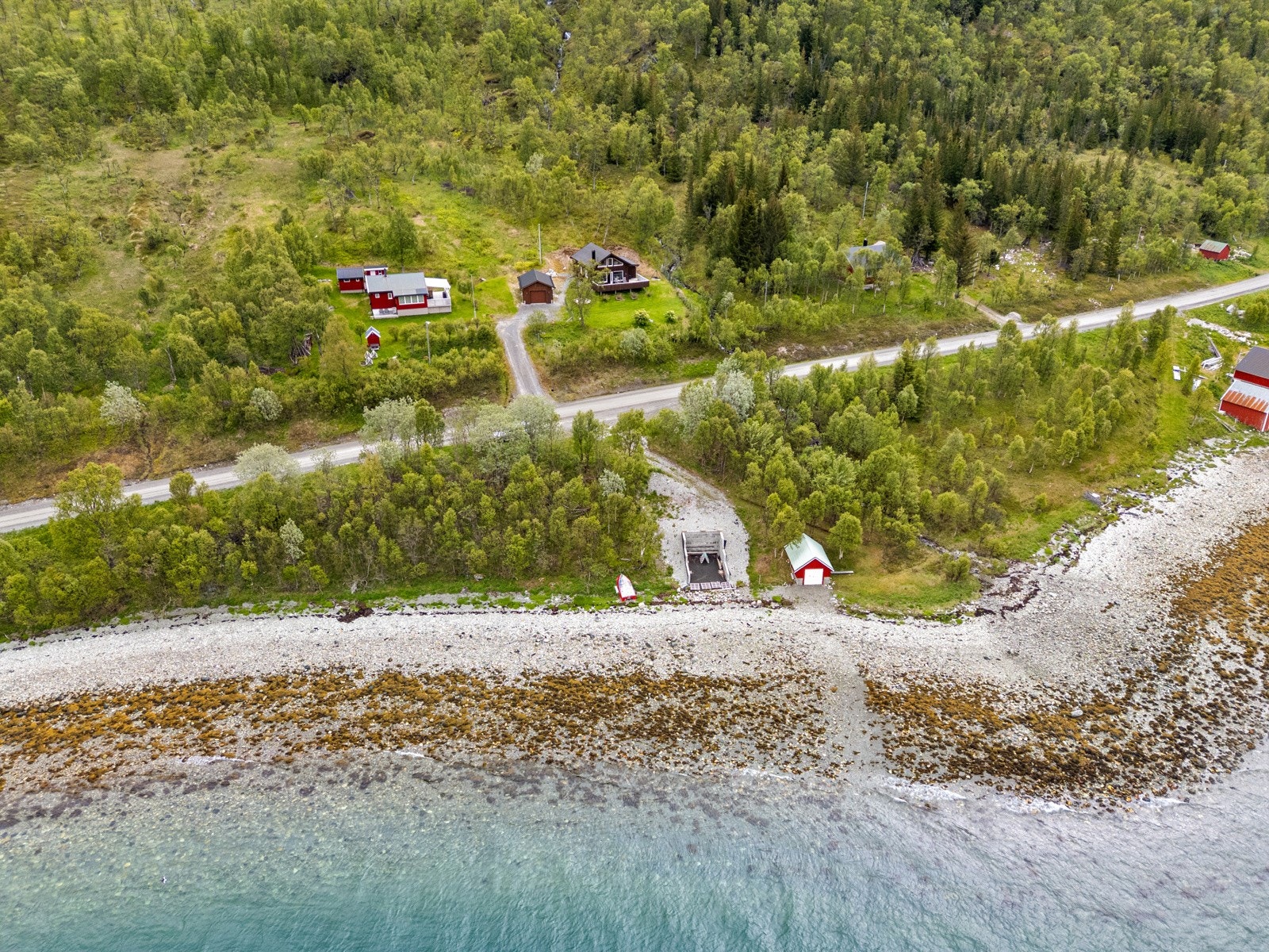 Om man ønsker en bilfri reise kan man ta hurtigbåten fra Tromsø til Finnkroken hvor det går buss nordover. Galleribilde