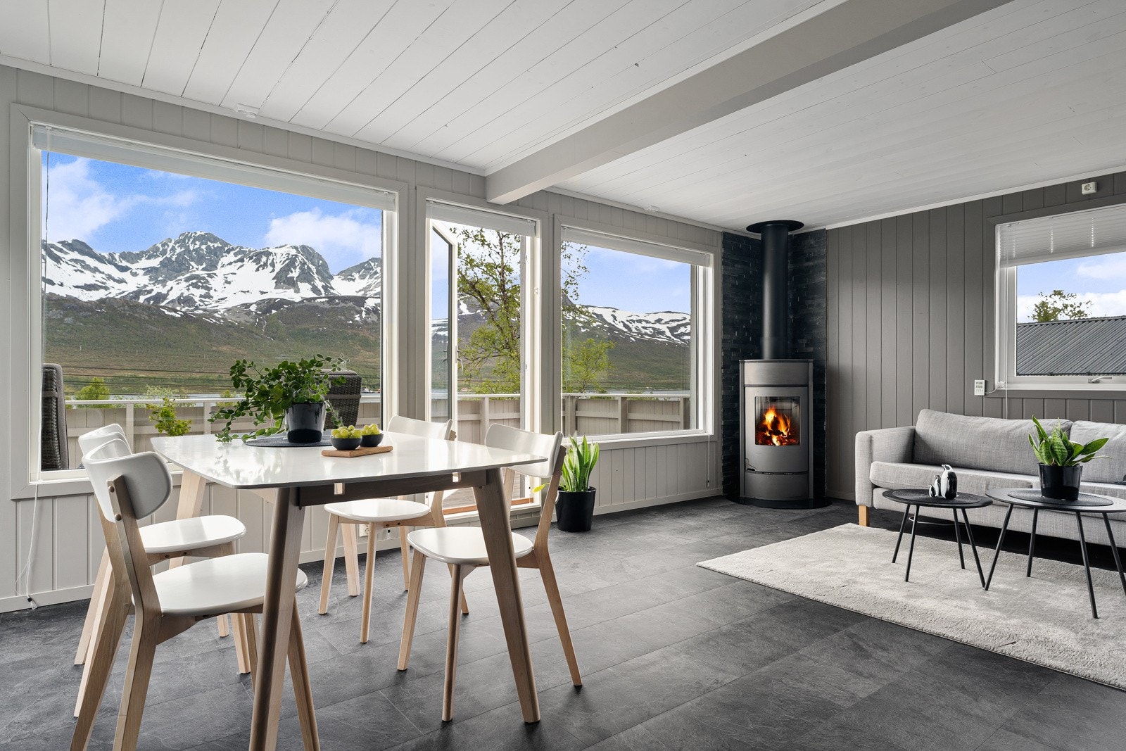 Store vindusflater sikrer deg rikelig med dagslys. Galleribilde