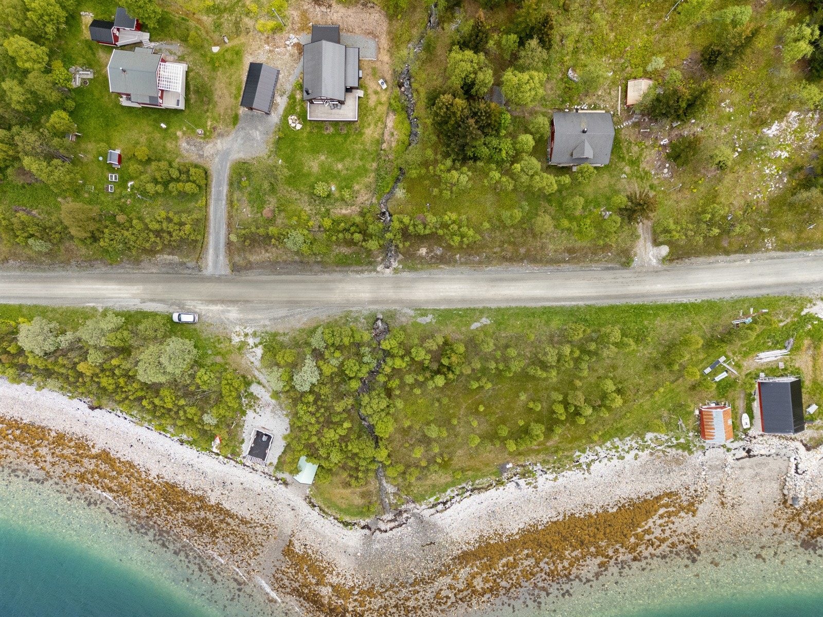 Medfølgende handelen følger nausttomt nedfor hytta. Det er påbegynt fundament til naust som ikke er ferdigstilt. Galleribilde