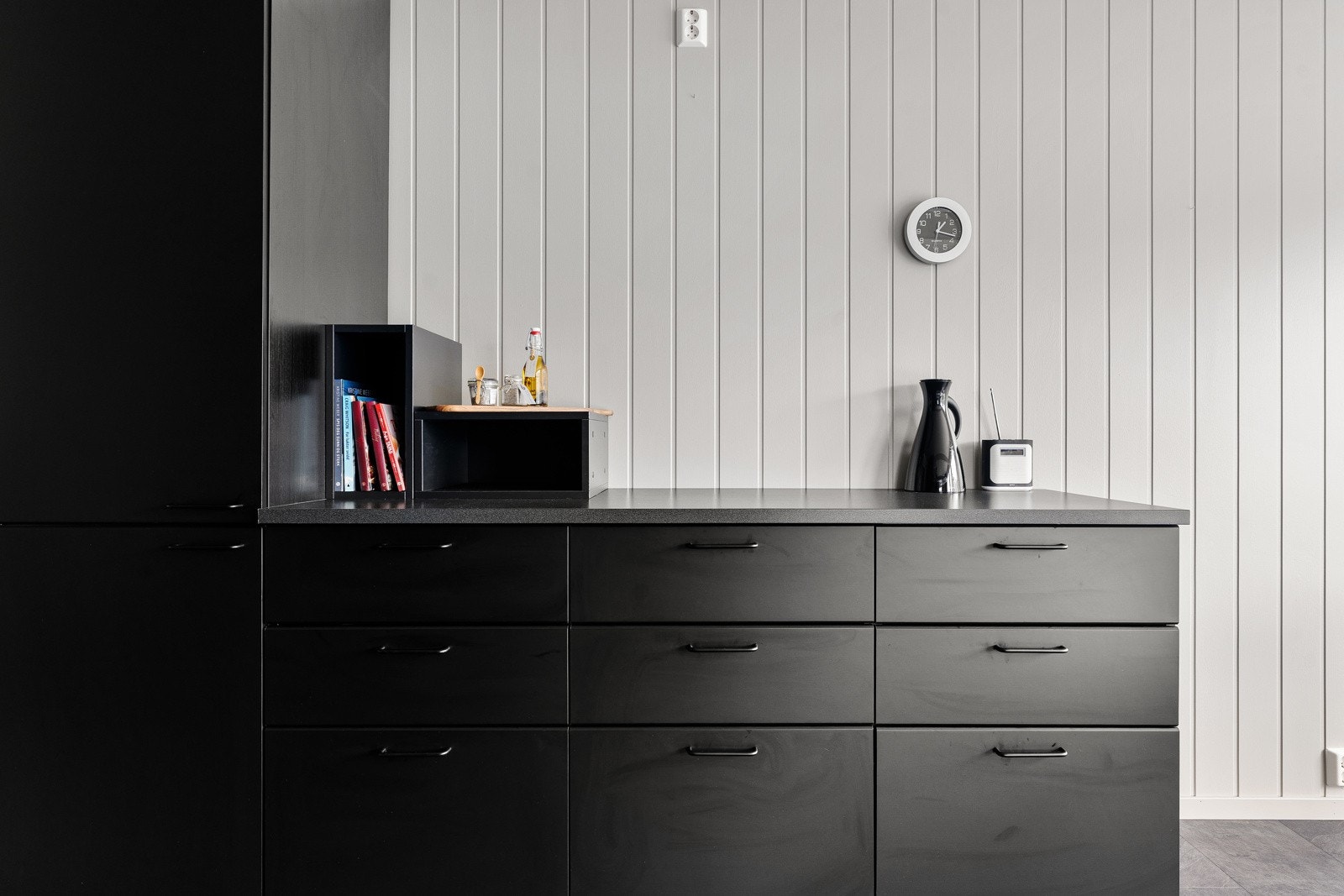 Her får du godt med oppbevaring i over- og underskap. Galleribilde