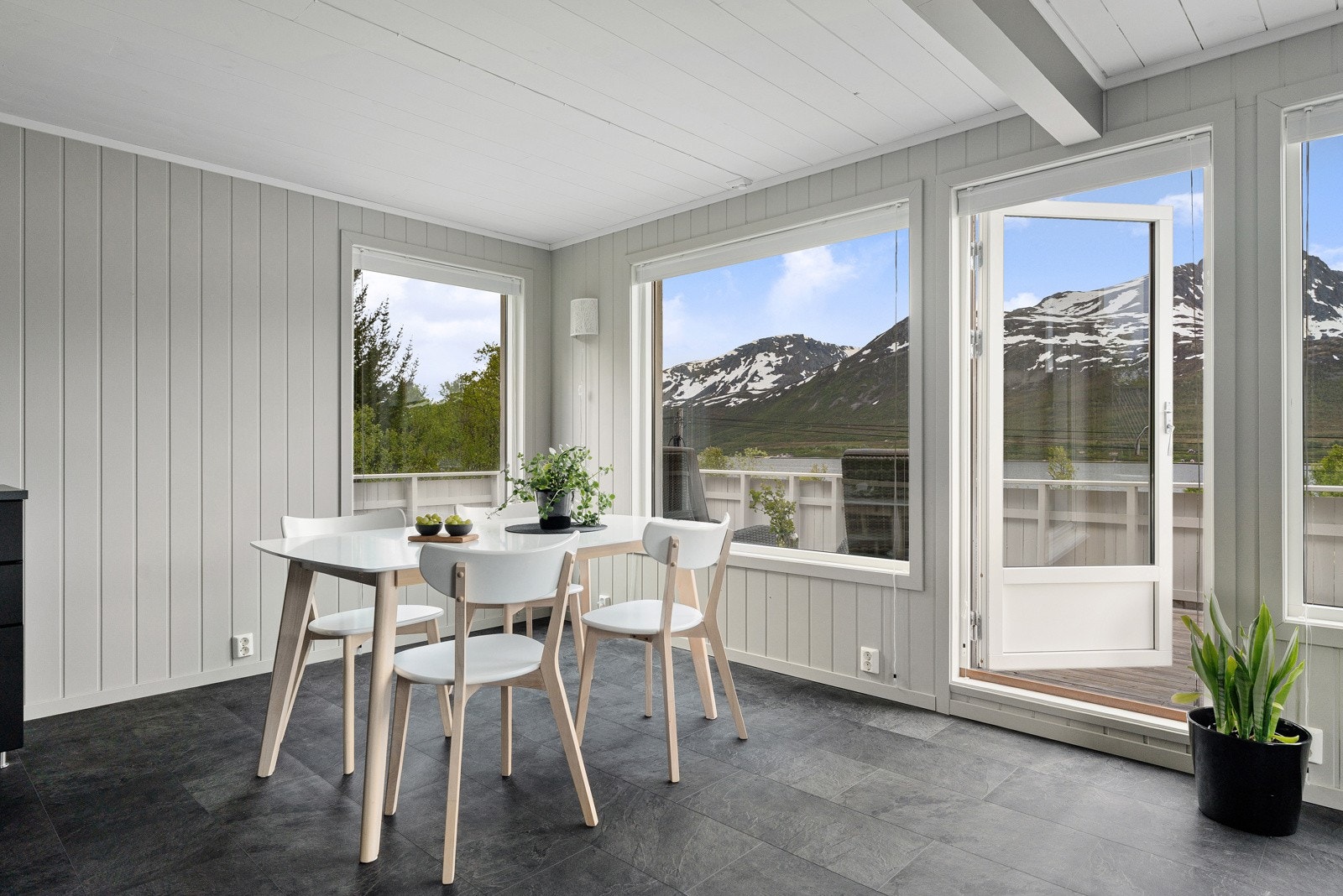 Utgang fra stue. Galleribilde