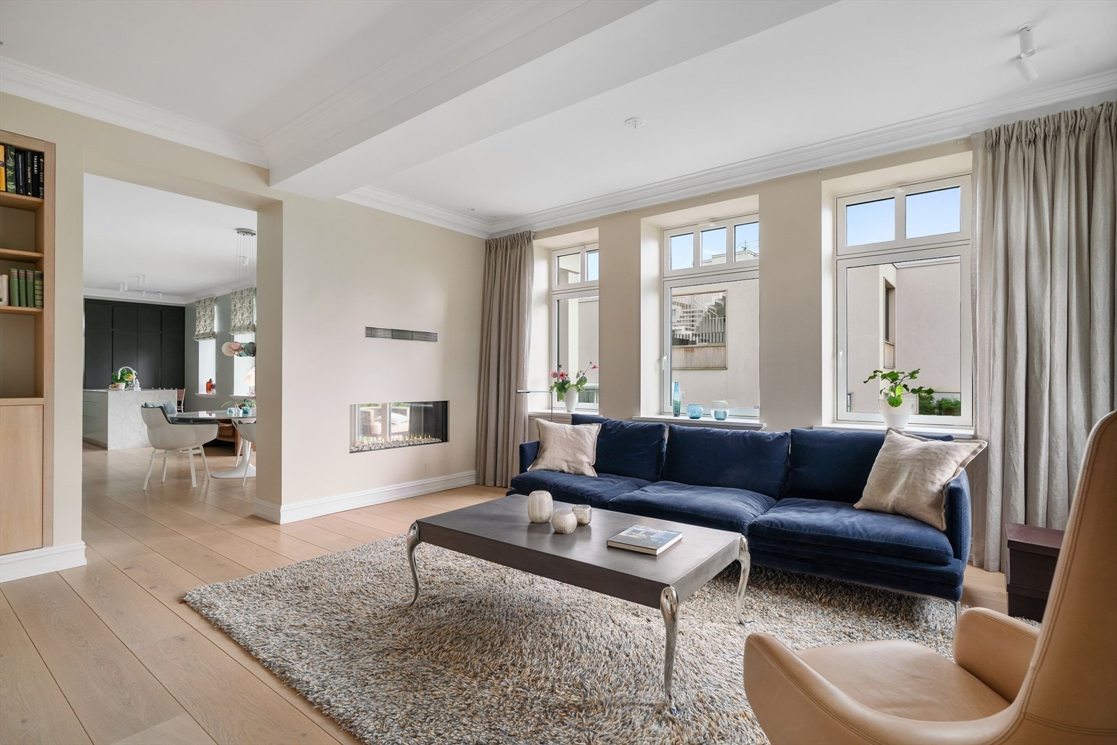 Stue med gasspeis som er synlig både fra stuen og spisestuen - vannbåren gulvvarme Galleribilde