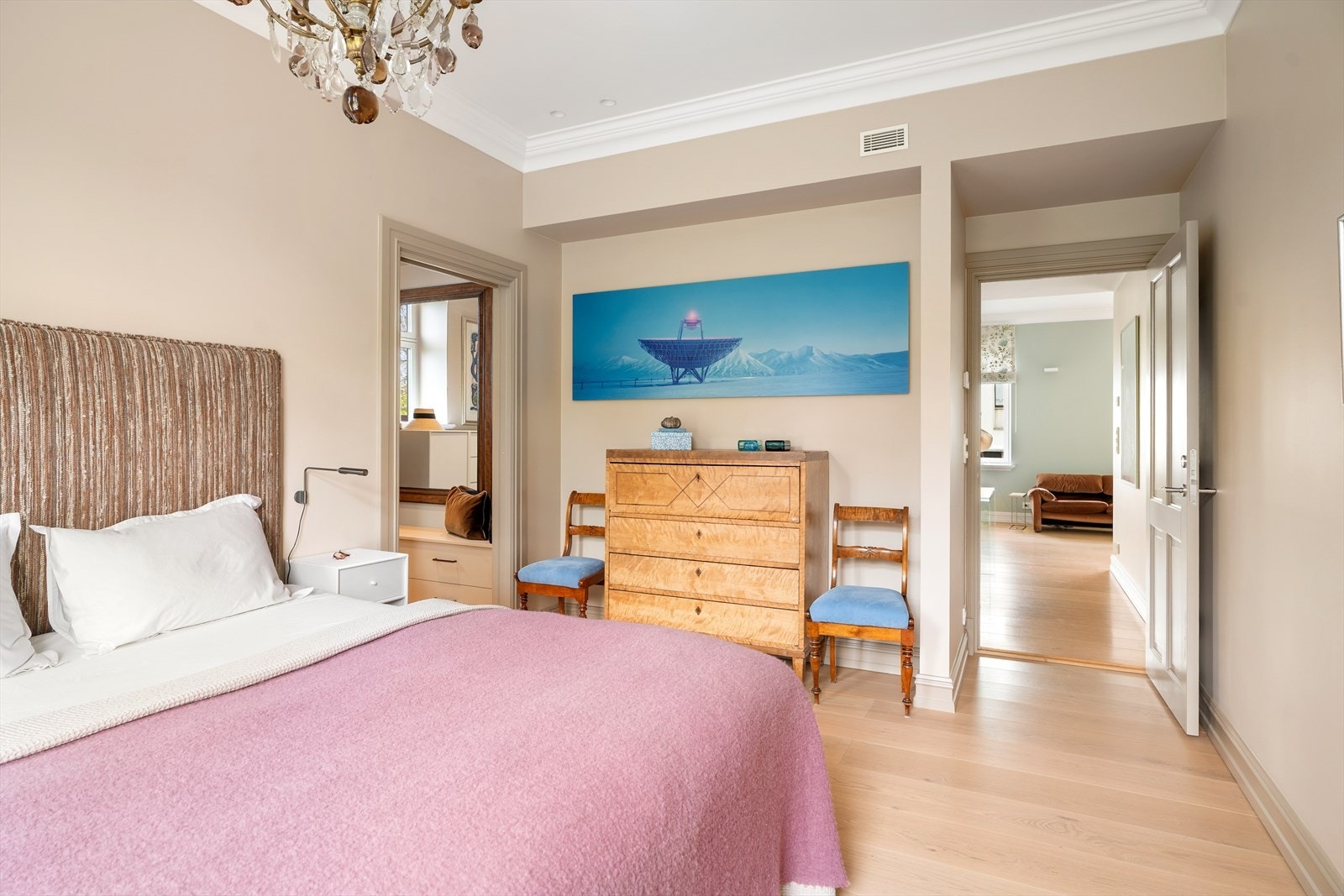 Stort og meget hyggelig "avdeling" for hovedsoverom med direkte adkomst bad og omkledningsrom. Til venstre ser på bildet har man omkledningsrommet Galleribilde