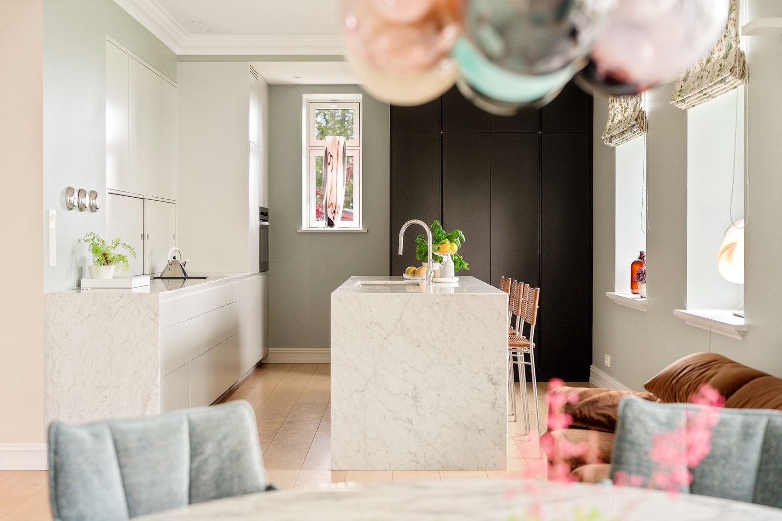 Fra spisestuen mot kjøkkenet Galleribilde