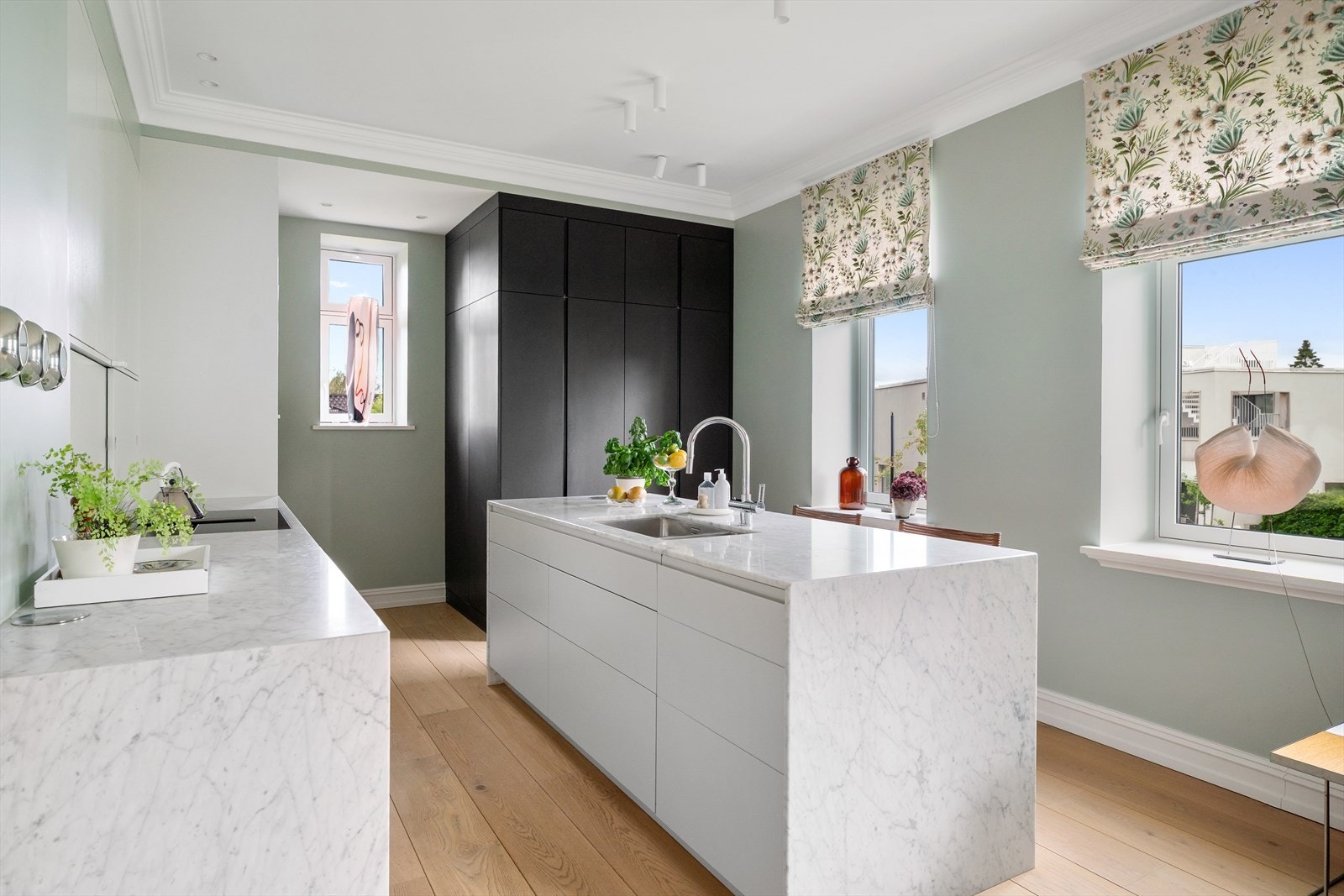 Kjøkken med kjøkkenøy og integrerte hvitevarer Galleribilde