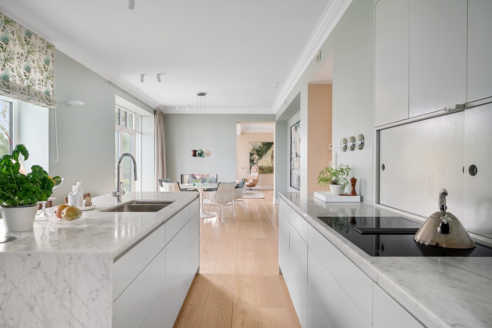 Hyggelig moderne kjøkken mot spisestuen - åpent m/mye lys Galleribilde