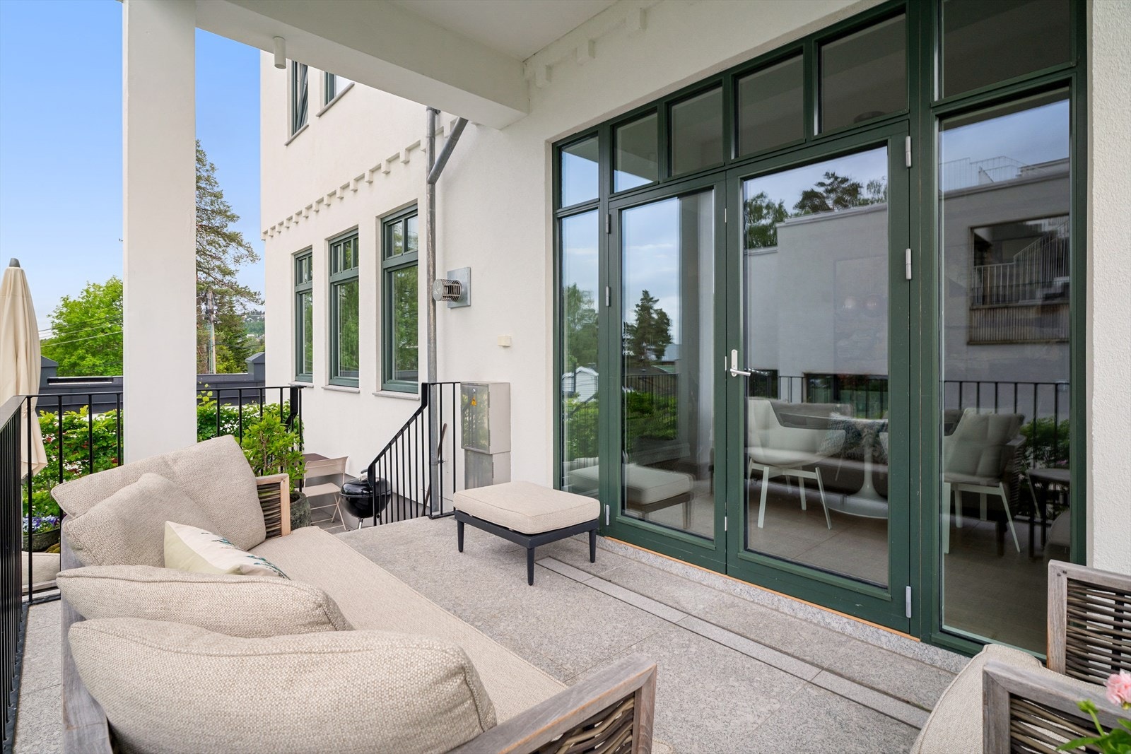 Fra den hyggelige balkongen og videre ned til terrassen Galleribilde